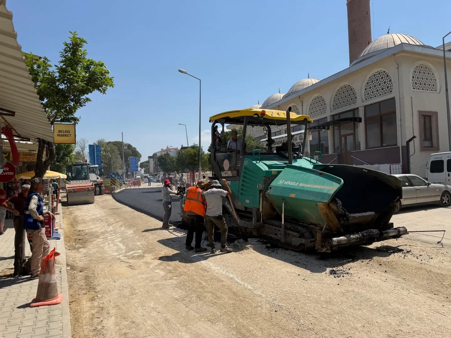 YENİPAZAR İLÇESİNİN ÖNEMLİ ULAŞIM ARTERLERİNDEN YÖRÜKALİ EFE CADDESİ’NDE 2. ETAP SICAK ASFALT SERİM ÇALIŞMALARI BAŞLARKEN, ÇALIŞMALARI İNCELEYEN BELEDİYE BAŞKANI MALİK ERCAN; "BU ASFALTLAMA ÇALIŞMASIYLA CADDEMİZE ESTETİK BİR GÖRÜNÜM KAZANDIRACAĞIZ" DEDİ.