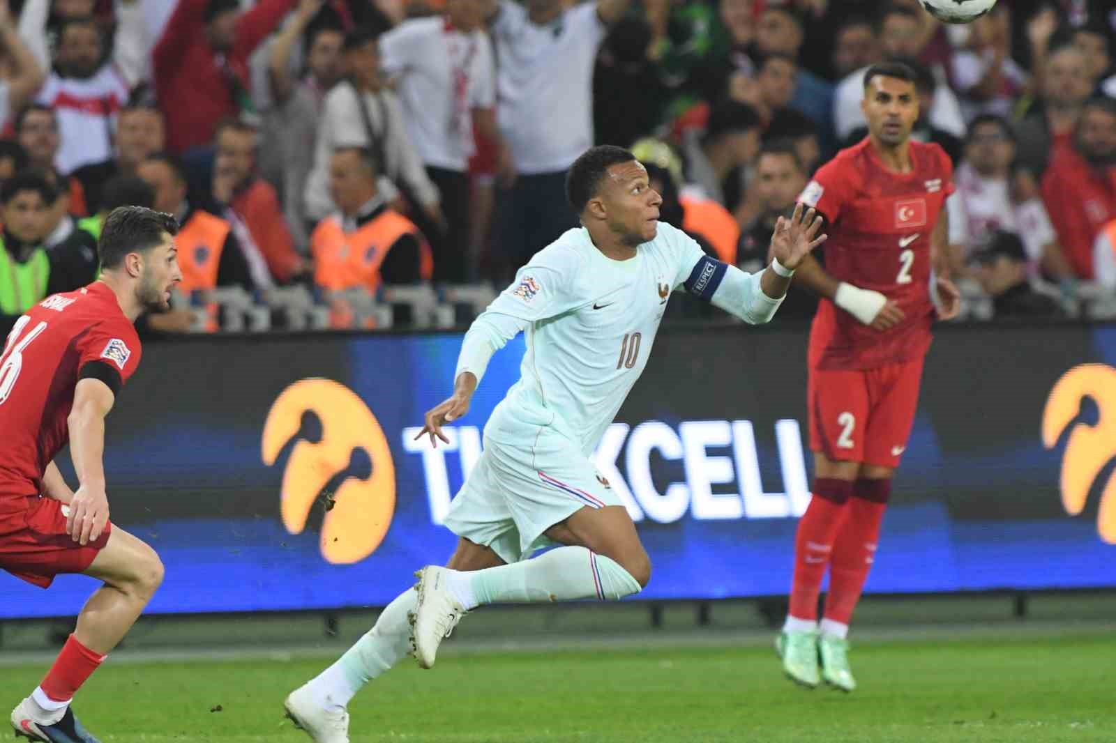 A MİLLİ FUTBOL TAKIMI, UEFA ULUSLAR A LİGİ 1. GRUP İLK MAÇINDA FRANSA İLE KOCAELİ'DE KARŞILAŞIYOR. MÜCADELENİN İLK YARISI GOLSÜZ EŞİTLİKLE TAMAMLANDI.