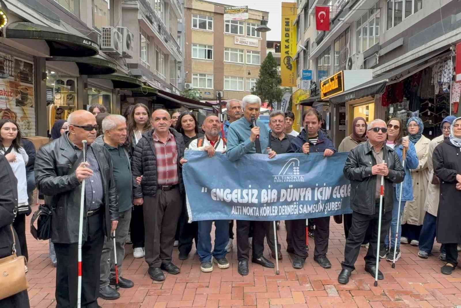 15 EKİM DÜNYA BEYAZ BASTON GÜVENLİK GÜNÜ DOLAYISIYLA AÇIKLAMA YAPAN YÖNETİM KURULU BAŞKANI UFUK GÜRBÜZ, GÖRME ENGELLİLERİN GÜNLÜK YAŞAMDA KARŞILAŞTIĞI ERİŞİLEBİLİRLİK SORUNLARINA DİKKAT ÇEKEREK, KALDIRIMLARDAKİ ENGELLERİN KALDIRILMASINI VE KENT YAŞAMININ HERKES İÇİN ERİŞİLEBİLİR HALE GETİRİLMESİNİ İSTEDİ.