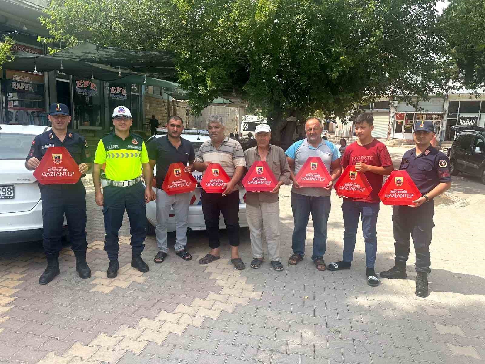 GAZİANTEP'TE JANDARMA EKİPLERİNCE TARIM İŞÇİLERİNİ TAŞIYAN ARAÇLAR VE TRAKTÖR SÜRÜCÜLERİNE GÜVENLİ TRAFİK EĞİTİMİ VERİLEREK 600 ADET REFLEKTÖR DAĞITIMI YAPILDI.
