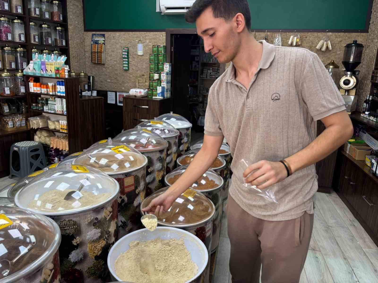 ESKİŞEHİR'DE İTİMAT BAHARAT ADIYLA YAKLAŞIK 20 YILDIR AKTARLIK HİZMETİ VEREN MUAMMER FARUK TEZCAN, YAZ AYLARINDA YAŞANAN ANİ SICAKLIK DEĞİŞİMLERİ, KLİMA KULLANIMI VE BUNA BAĞLI OLARAK ORTAYA ÇIKAN "YAZ GRİBİ" RAHATSIZLIKLARINA KARŞI UYARIDA BULUNDU.