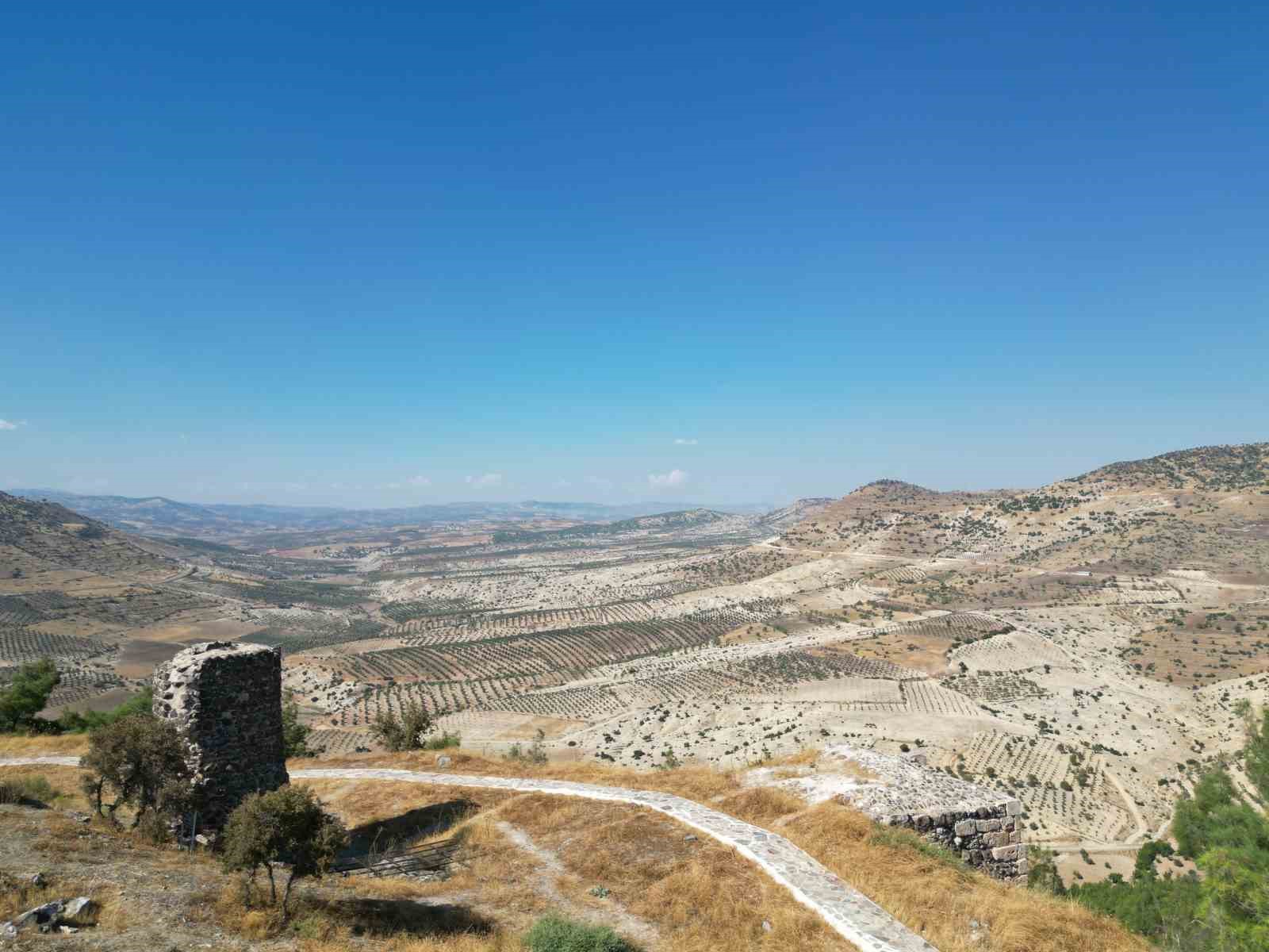 KİLİS'İN POLATELİ İLÇESİNDE YÜKSEK BİR TEPE ÜZERİNDE BULUNAN RAVANDA KALESİ, YÜZLERCE BASAMAKLA ULAŞILAN YOLU VE GÖRKEMLİ MANZARASIYLA ZİYARETÇİLERİNİ AĞIRLIYOR. TARİHİ 11. YÜZYILA UZANAN KALEYE AİT KESİN BİLGİLER HAÇLI SEFERLERİ DÖNEMİNE DAYANIYOR.