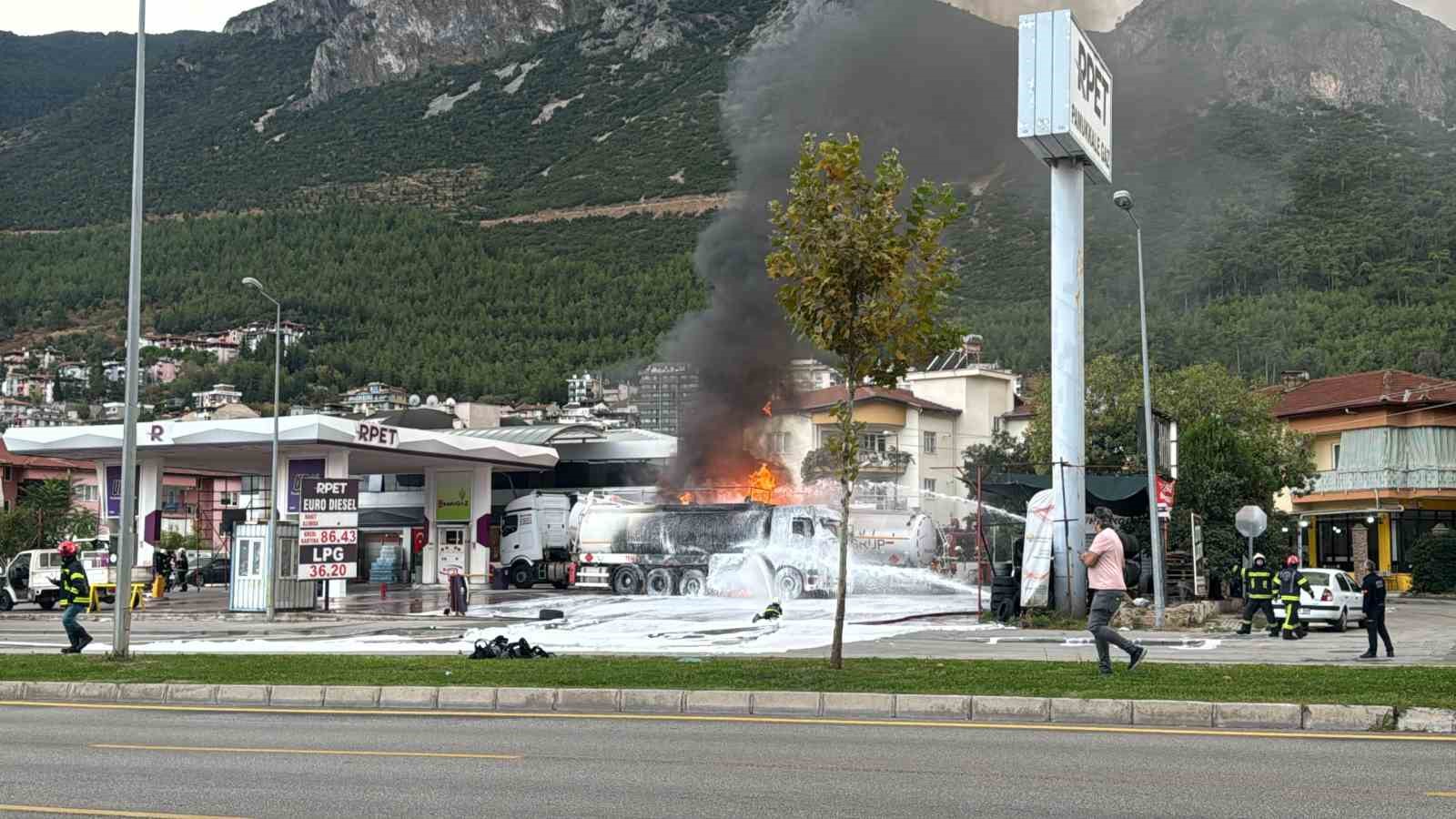 DENİZLİ’NİN PAMUKKALE İLÇESİNDE YAKIT BOŞALTILMI YAPILAN BİR AKARYAKIT  İSTASYONUNDA PATLAMA MEYDANA GELDİ. YAKIT BOŞALTAN TANKERİN ALEVLERİN ARASINDA KALDIĞI PATLAMADA BİR KİŞİ AĞIR YARALANDI. İTFAİYE EKİPLERİNİN ALEVLERE KÖPÜKLE MÜDAHALESİ SÜRERKEN, PATLAMA RİSKİNE KARŞI DENİZLİ-ANTALYA KARAYOLU TAMAMEN ULAŞIMA KAPATILDI.