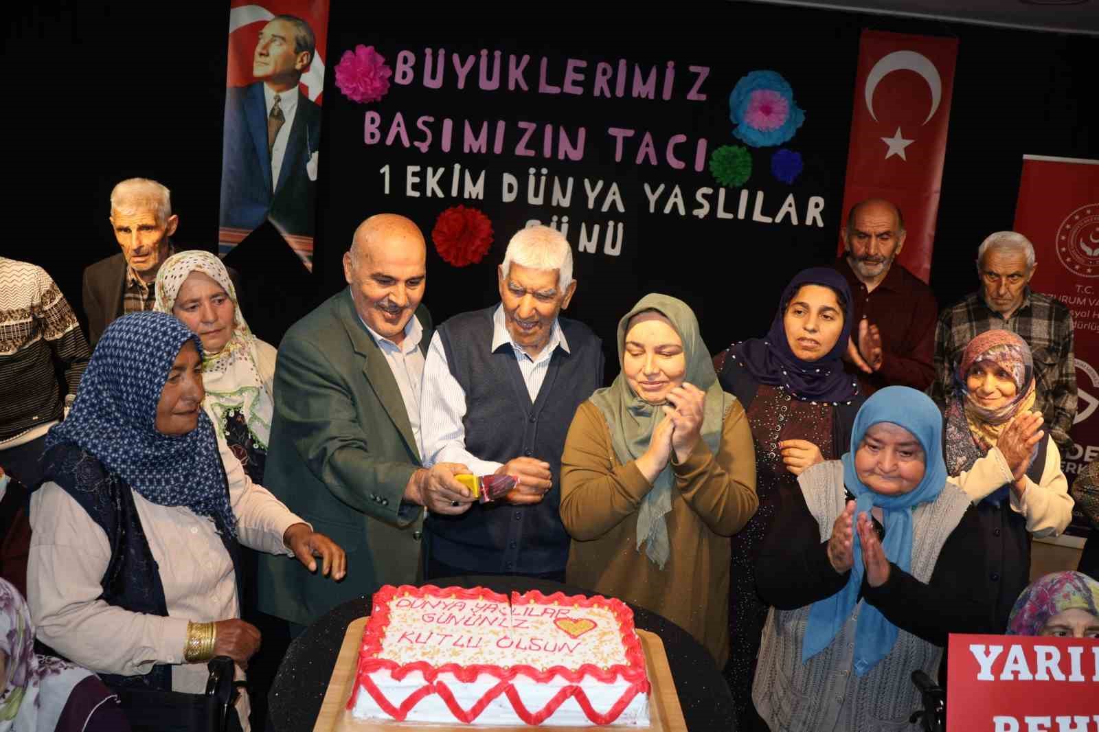 AİLE VE SOSYAL HİZMETLER BAKANLIĞI ÖNCÜLÜĞÜNDE, 1 EKİM DÜNYA YAŞLILAR GÜNÜ KAPSAMINDA 81 İLDE EŞ ZAMANLI GERÇEKLEŞTİRİLEN FARKINDALIK YÜRÜYÜŞÜNÜN ERZURUM AYAĞI, ERZURUM AİLE VE SOSYAL HİZMETLER İL MÜDÜRLÜĞÜ TARAFINDAN DÜZENLENDİ.