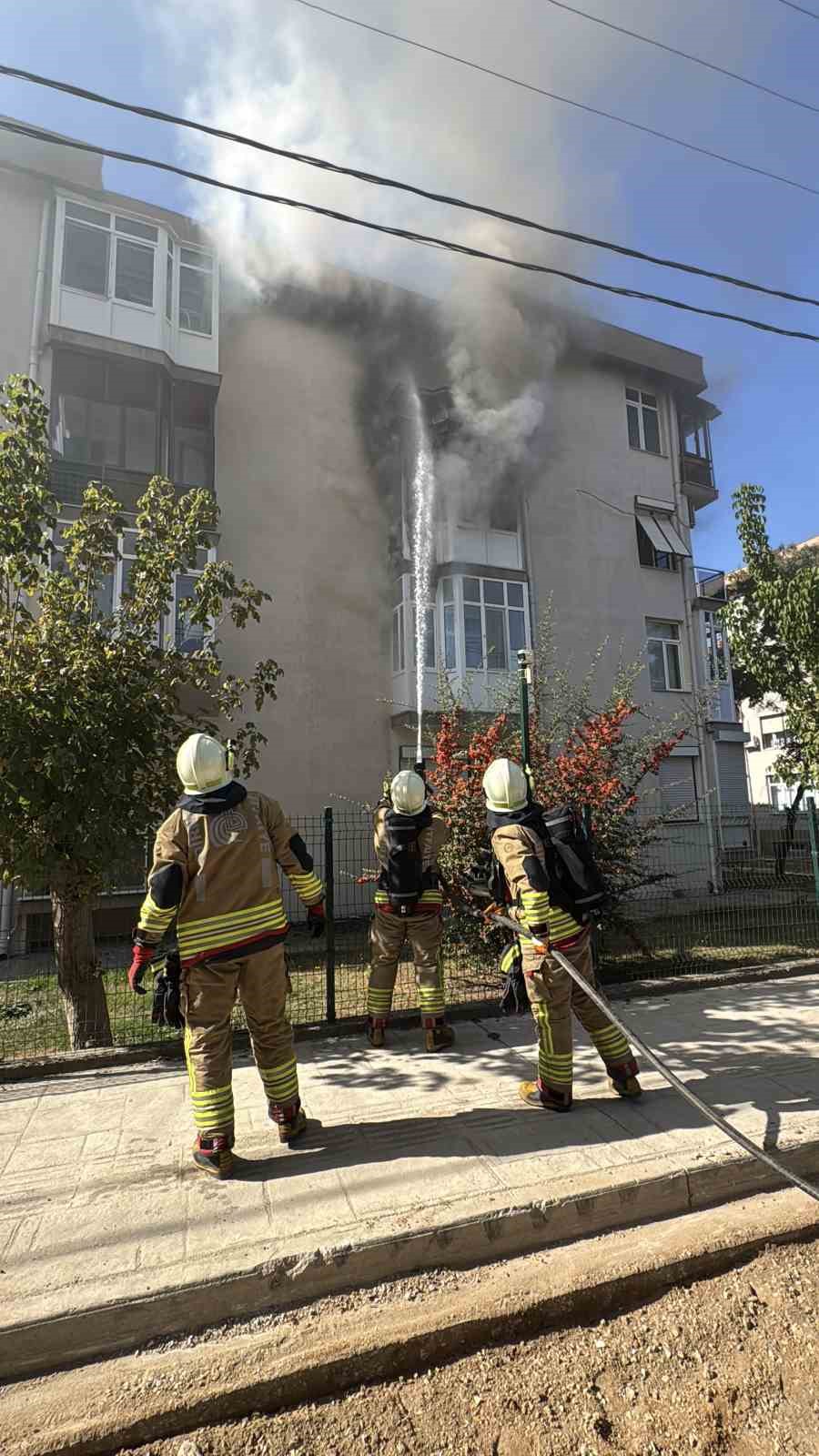 EDİRNE'DE APARTMAN DAİRESİNDE ÇIKAN YANGIN EVİ SARDI