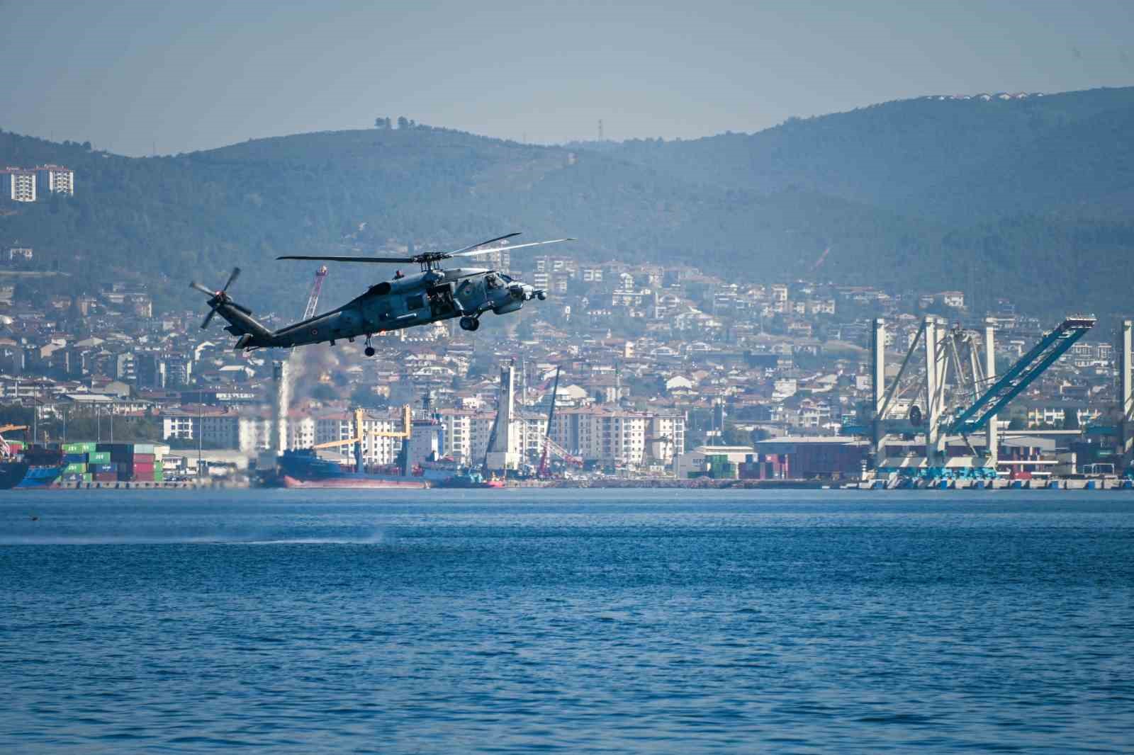 KOCAELİ'DE DÜZENLENEN TEKNOFEST MAVİ VATAN'DA SAT VE SAS KOMANDOLARININ GERÇEKLEŞTİRDİĞİ REHİNE KURTARMA OPERASYONU İLGİYLE İZLENDİ.