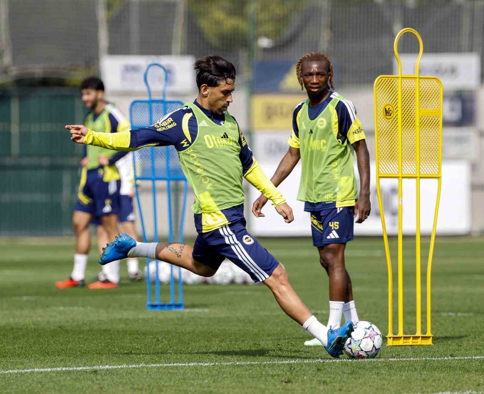 FENERBAHÇE, 4 EKİM ÇARŞAMBA GÜNÜ DEPLASMANDA İNGİLİZ TEMSİLCİSİ ASTON VİLLA İLE OYNAYACAĞI ŞAMPİYONLAR LİGİ 2. HAFTA MAÇININ HAZIRLIKLARINI SÜRDÜRDÜ.