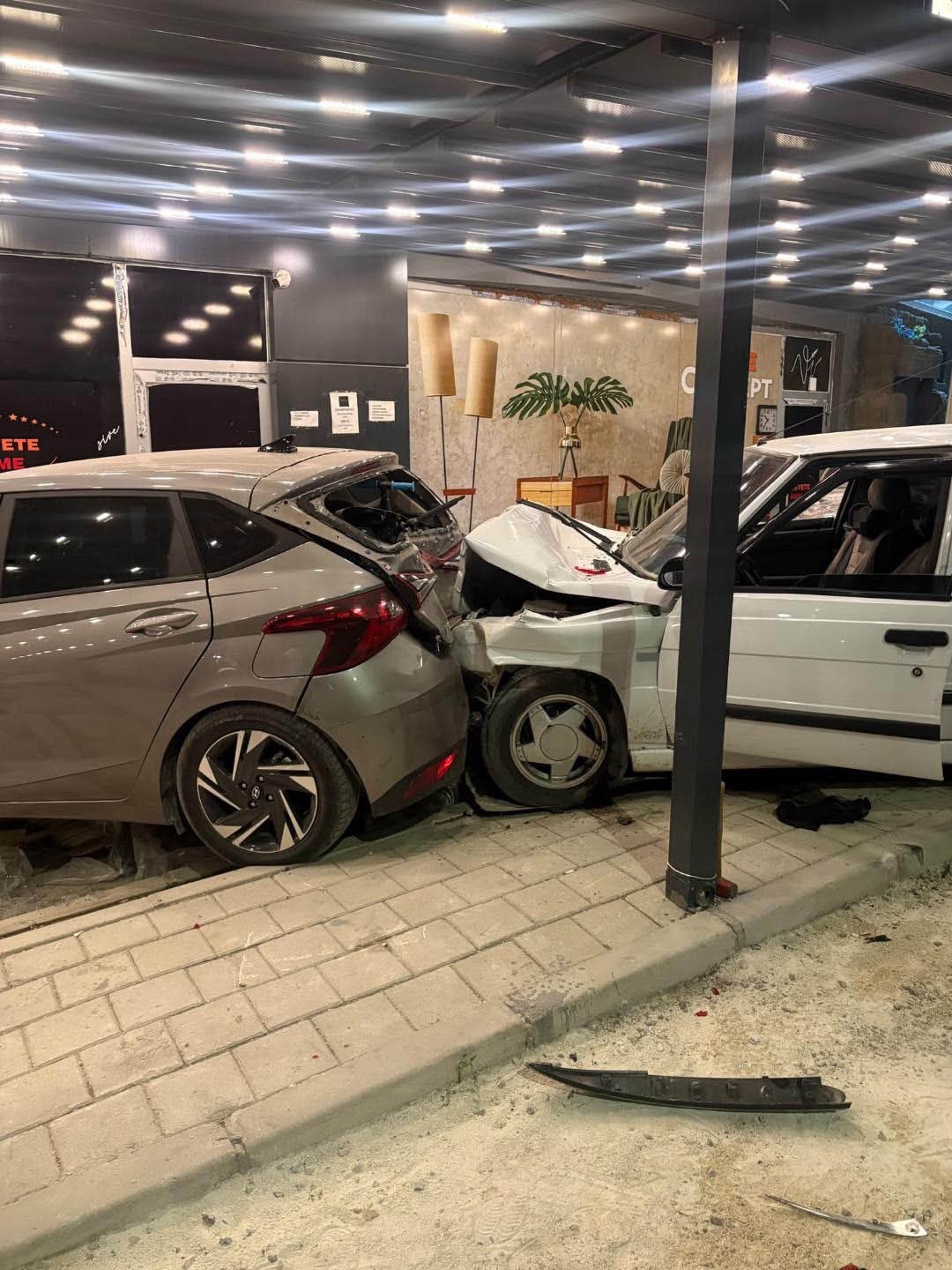 ADANA’DA DİREKSİYON HAKİMİYETİNİ KAYBEDEN İKİ OTOMOBİL, PEŞ PEŞE BİR MAĞAZAYA GİRDİ. KAZADAN YARALANAN 2 KİŞİ HASTANEYE KALDIRILDI.