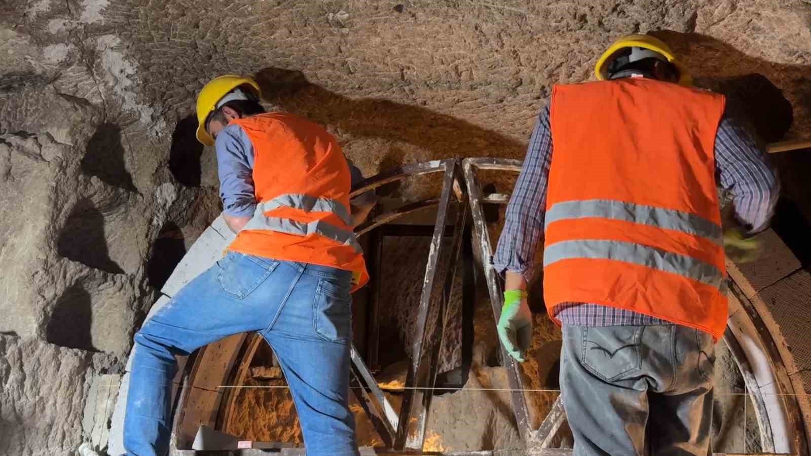 KAPADOKYA’DA DOĞAL OLUŞUMLARIN KORUNMASINA YÖNELİK ÇALIŞMALAR SÜRERKEN, DAHA ÖNCE MÜDAHALE EDİLEN 2 PERİ BACASININ ARDINDAN SON DÖNEMDE 5 PERİ BACASINDA DAHA KORUMA ÇALIŞMASI GERÇEKLEŞTİRİLDİ. BÖYLECE DEFORMASYON VE RİSK NEDENİYLE MÜDAHALE EDİLEN PERİ BACALARININ SAYISI 7’YE ULAŞTI.