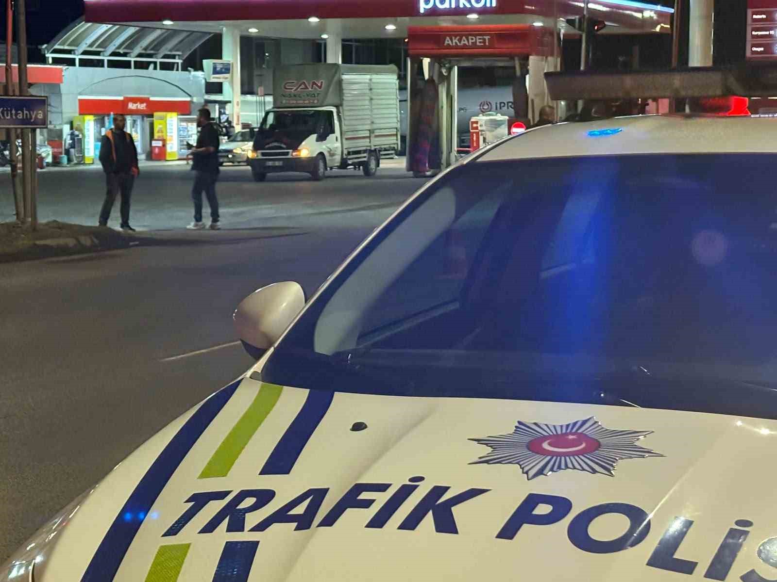 KÜTAHYA'NIN TAVŞANLI İLÇESİNDE OTOMOBİL İLE TIR ÇARPIŞTI