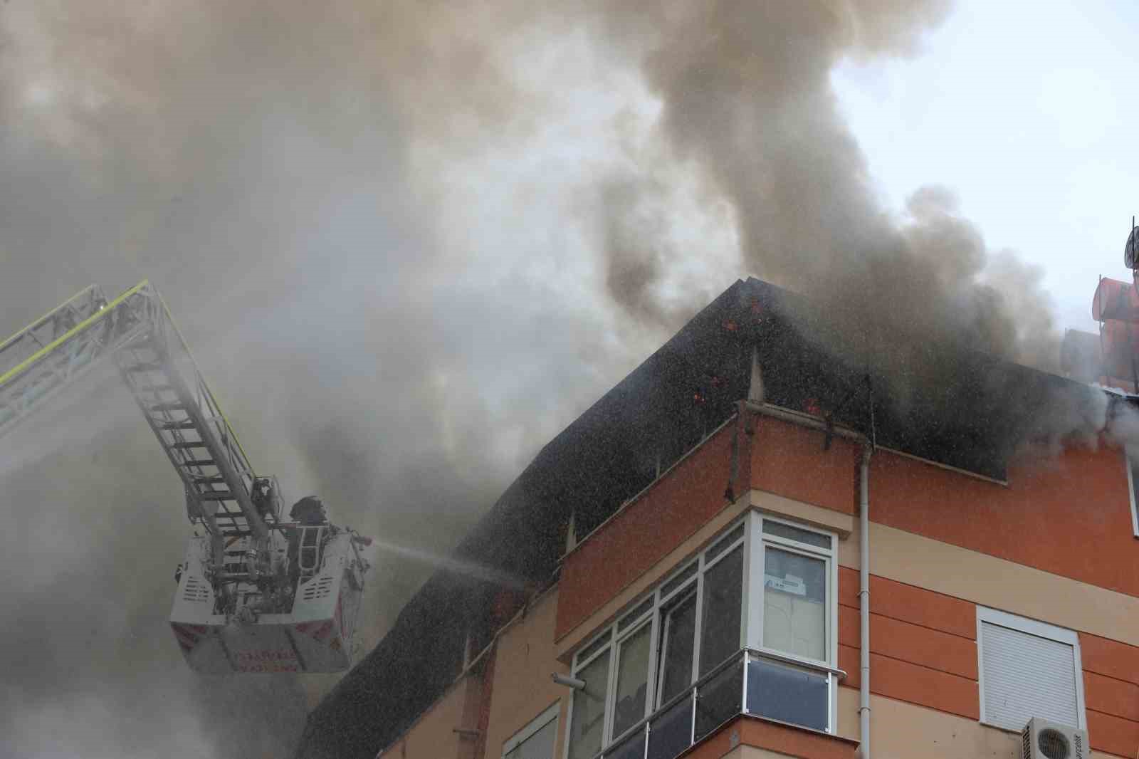 ANTALYA’DA 5 KATLI BİR APARTMANIN EN KATINDA YANGIN ÇIKTI. İTFAİYE EKİPLERİNİN YAKLAŞIK 1 SAATLİK ÇALIŞMASI SONUCU YANGIN SÖNDÜRÜLÜRKEN, DAİRE TAMAMEN KULLANILAMAZ HALE GELDİ.