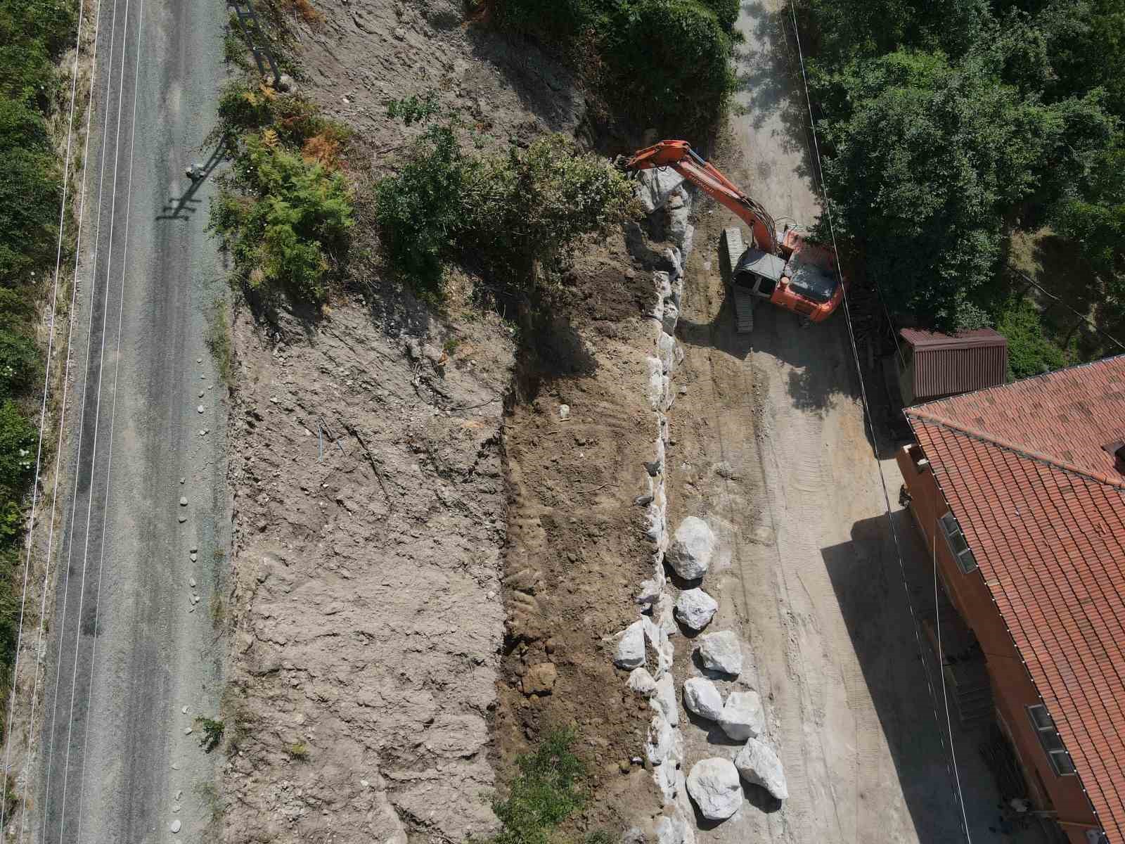 KASTAMONU’NUN CİDE VE DOĞANYURT İLÇELERİNDE YAŞANAN SEL FELAKETİ SONRASINDA HASAR GÖREN VE GÖÇÜKLER OLUŞAN YOLLARDA İL ÖZEL İDARESİ EKİPLERİNİN ÇALIŞMALARI ARALIKSIZ SÜRÜYOR. ESKİ MADEN OCAĞINDAN ALINAN BÜYÜK KAYA VE TAŞ PARÇALARI, KAMYONLARLA KİLOMETRELERCE TAŞINARAK GÖÇEN YOLLAR ONARILIYOR.