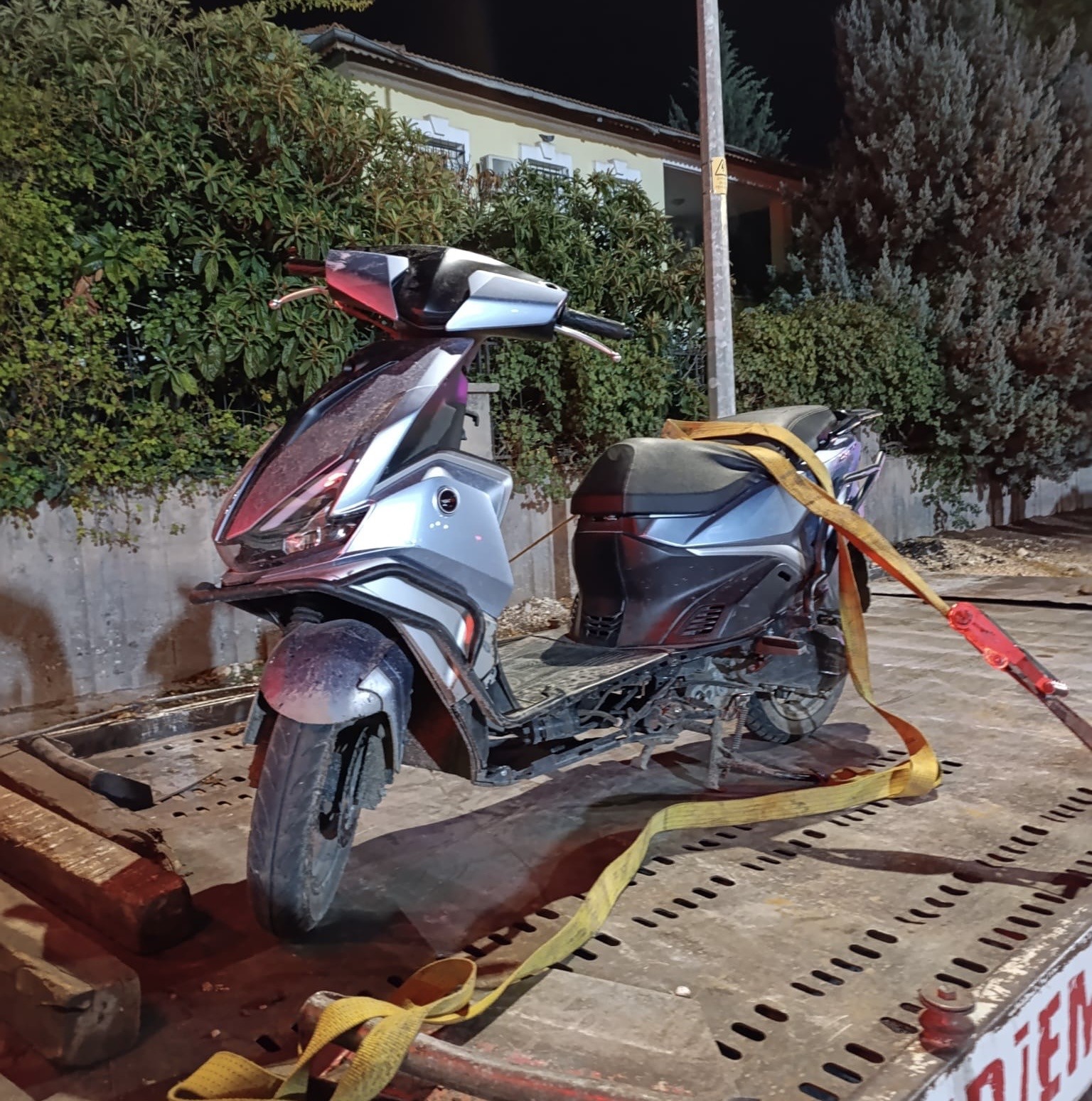 ADIYAMAN’DA POLİS EKİPLERİNİN DUR İKAZLARINA UYMAYARAK KAÇAN MOTOSİKLET SÜRÜCÜSÜNE 326 BİN TL PARA CEZASI KESİLDİ. MOTOSİKLET TAMAMLANAN İŞLEMLERİN ARDINDAN OTOPARKA ÇEKİLDİ.