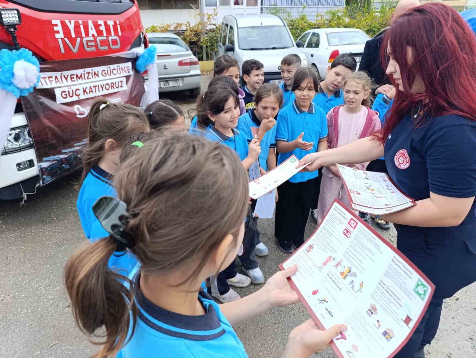 İTFAİYE HAFTASI’NDA YANGINDAN ETKİLENEN BAĞYÜZÜ İLKOKULU ÖĞRENCİLERİNDEN İTFAİYECİLERE ANLAMLI ZİYARET