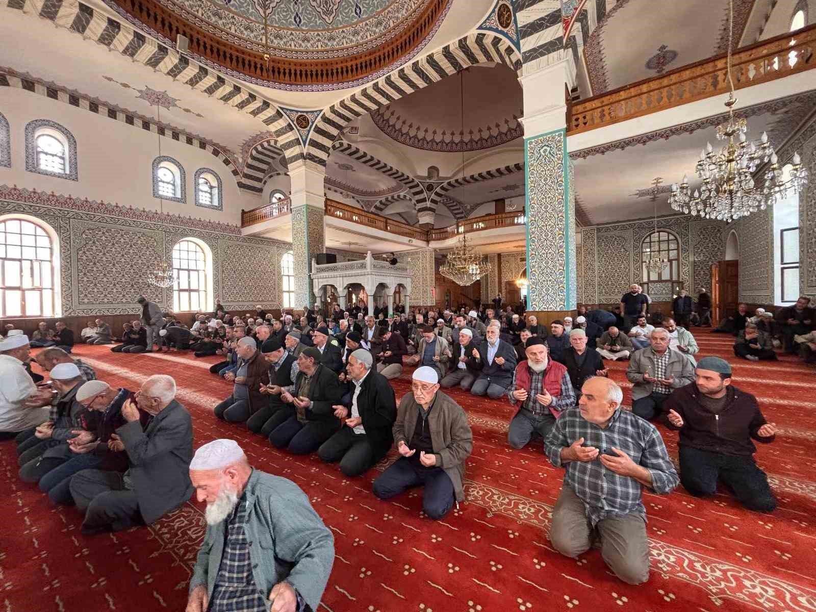 DÜZCE İL MÜFTÜLÜĞÜ TARAFINDAN CAMİLER VE DİN GÖREVLİLERİ HAFTASI DOLAYISIYLA HAYATINI KAYBEDEN DİN GÖREVLİLERİ İÇİN MEVLİD-İ ŞERİF PROGRAMI DÜZENLENDİ.