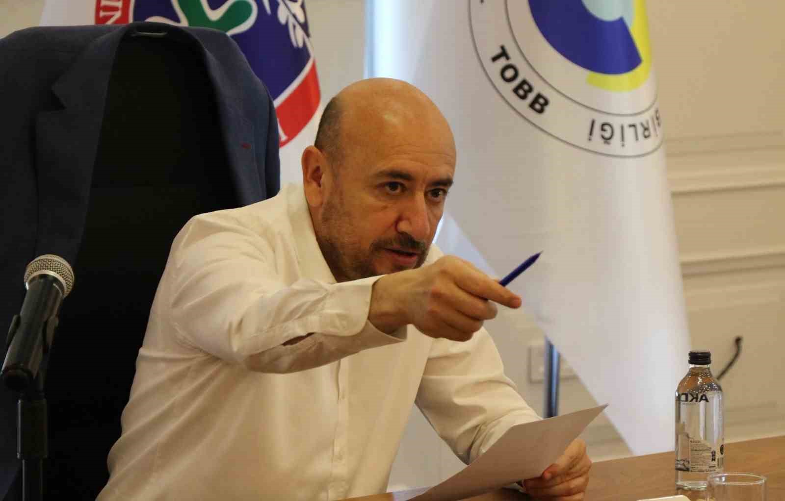 DIŞ TİCARETTE YAŞANAN SORUNLARA DİKKAT ÇEKEREK DEĞERLENDİRMELERDE BULUNAN TOBB YÖNETİM KURULU ÜYESİ VE AYDIN TİCARET ODASI (AYTO) BAŞKANI HAKAN ÜLKEN; "İHRACATÇIMIZIN ÜZERİNDEKİ MALİYET BASKISINI DÜŞÜRMEMİZ LAZIM" DEDİ.