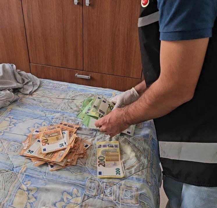 MUĞLA'NIN BODRUM İLÇESİNDE BİR RUS İŞ ADAMINA AİT LÜKS YATIN GİRİŞ İŞLEMLERİ ÜZERİNDEN RÜŞVET İSTENDİĞİ İDDİASIYLA DÜZENLENEN OPERASYONDA, SERİ NUMARALARI ALINAN PARALARLA LİMAN BAŞKANINA SUÇÜSTÜ YAPILDI.