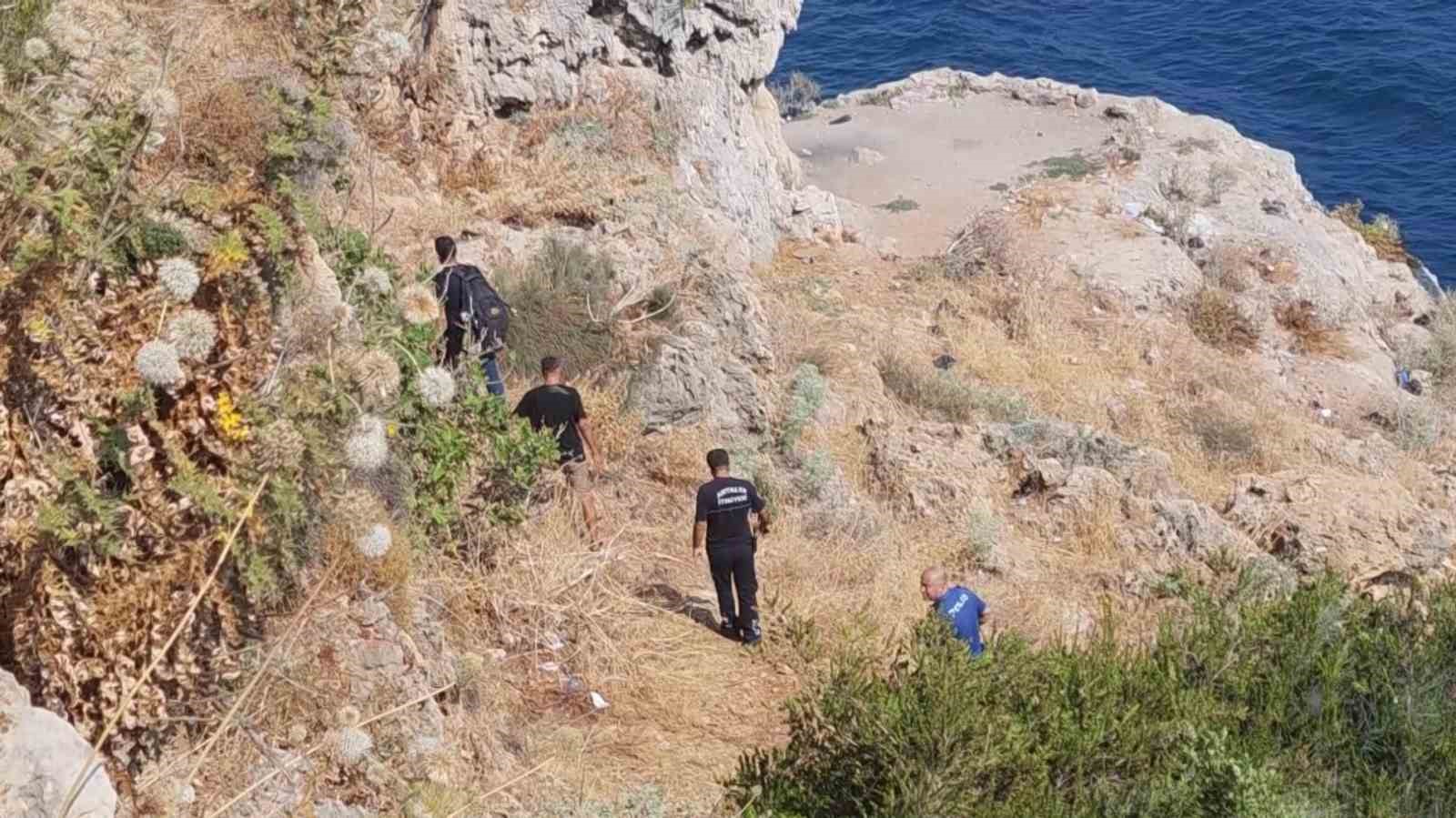 ANTALYA'DA FALEZLERİN ORTA NOKTASINDAKİ KAYALIKLARDA BİR ŞAHSIN MAHSUR KALDIĞI İHBARI POLİS EKİPLERİNİ ALARMA GEÇİRDİ.