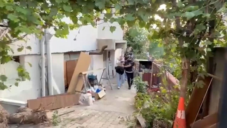 OLAYA DAHİL OLAN VE ŞÜPHELİLERİN SAKLANMASINA YARDIMCI OLDUĞU BELİRLENEN TOPLAM 6 ŞAHIS DAHA BUGÜN GERÇEKLEŞTİRİLEN OPERASYONLA GÖZALTINA ALINDI.