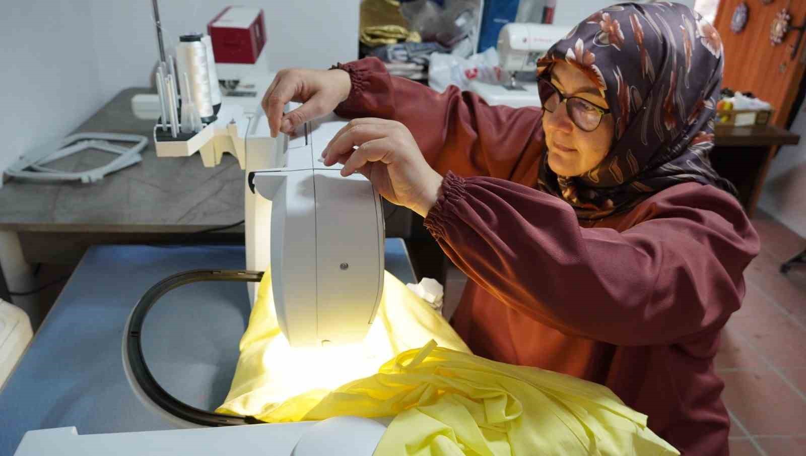 MANİSA’DA MAKİNE NAKIŞI EĞİTMENLİĞİ YAPAN BİLGİN BARUTÇU, SABAH NAMAZINA YAKIN RÜYASINDA GÖRDÜĞÜ TASARIMI NAKIŞ MAKİNESİYLE GERÇEĞE DÖNÜŞTÜRDÜ. ALLAH, MESCİD-İ AKSA, KÂBE-İ MUAZZAMA VE MUHAMMED LAFIZLARINI BİR ARAYA GETİREN ÖZEL ESERİ 200 BİNİN ÜZERİNDE BATIŞLA İŞLEYEN BARUTÇU, "HEM BİR RÜYANIN HATIRASI HEM KALBİMİZDEKİLERİN TEMSİLİ" DEDİ.