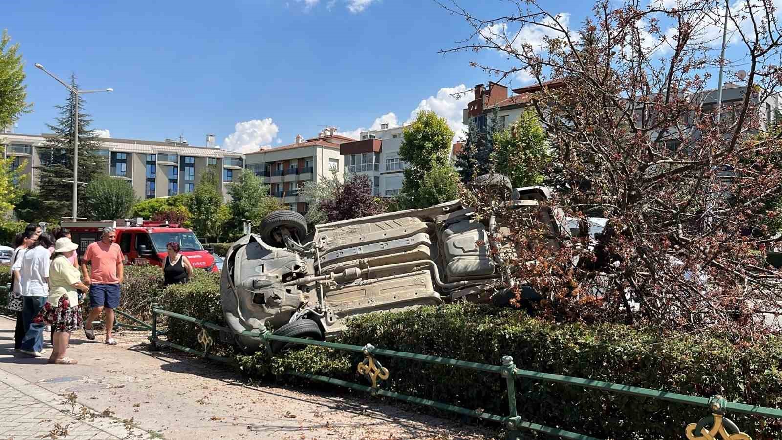 ESKİŞEHİR'DE KONTROLDEN ÇIKAN TİCARİ ARAÇ, YOL KENARINDAKİ AĞACI DEVİRDİKTEN SONRA KORKULUKLARA ÇARPIP TAKLA ATTI. TERS DÖNEN ARACIN İÇERİSİNDE SIKIŞAN YARALI SÜRÜCÜ, İTFAİYE EKİPLERİNCE KURTARILMASININ ARDINDAN HASTANEYE KALDIRILDI.
