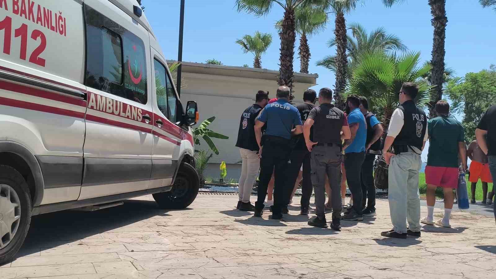 ANTALYA’DA DENİZDE BOĞULMA TEHLİKESİ ATLATARAK CANKURTARANLAR TARAFINDAN SUDAN ÇIKARTILAN VE LK MÜDAHALESİNİN ARDIINDAN HAYATA DÖNDÜRÜLEN GENÇ AMBULANSLA HASTANEYE KALDIRILDI.