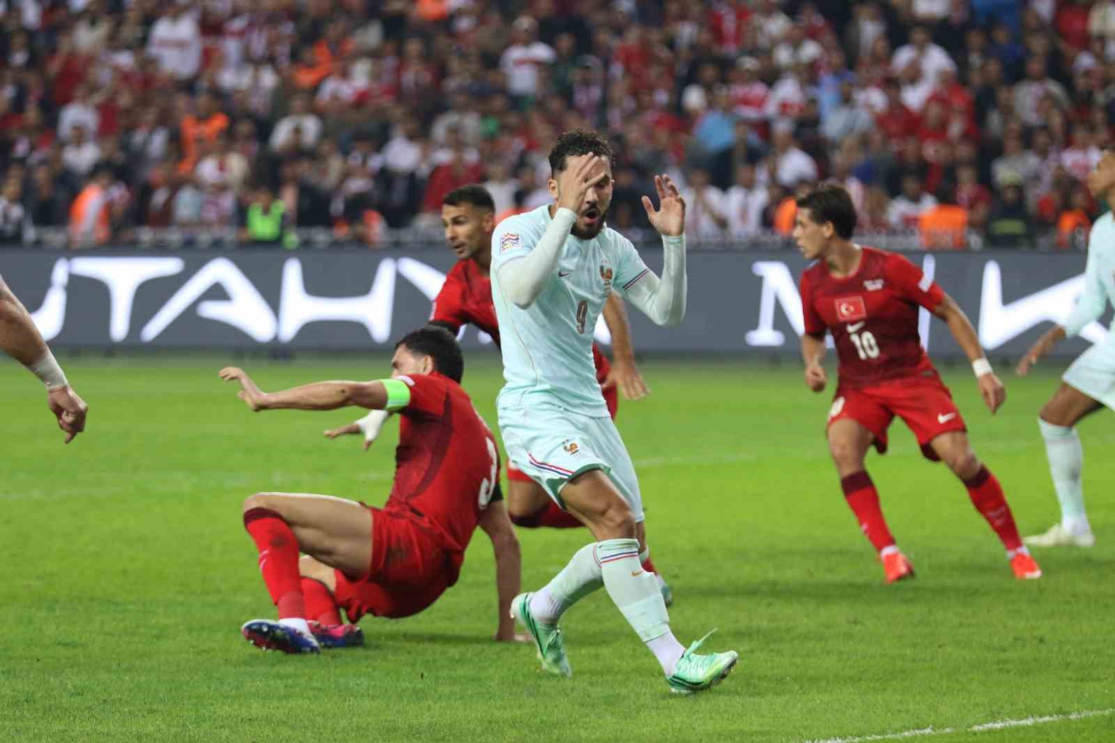 A MİLLİ FUTBOL TAKIMI, UEFA ULUSLAR A LİGİ 1. GRUP İLK MAÇINDA FRANSA İLE KOCAELİ'DE KARŞILAŞIYOR. MÜCADELENİN İLK YARISI GOLSÜZ EŞİTLİKLE TAMAMLANDI.