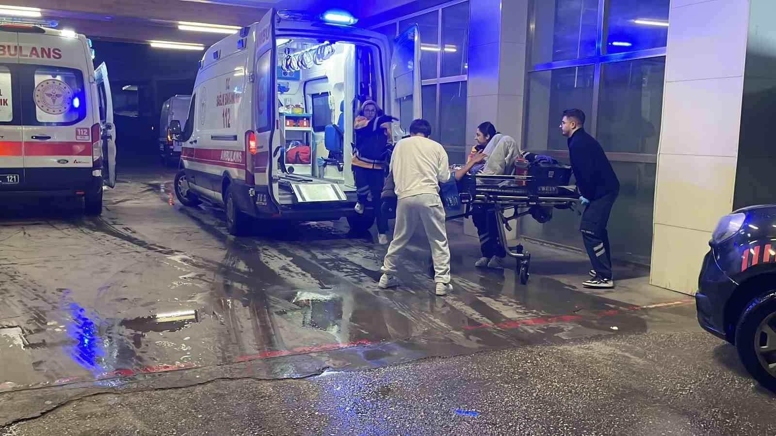 KARAMAN’DA PARKTA ÇIKAN BIÇAKLI KAVGADA 17 YAŞINDAKİ 2 ÇOCUK AĞIR YARALANDI. OLAYIN ARDINDAN KAÇAN 15 YAŞINDAKİ ŞÜPHELİ, YUNUS TİMLERİ TARAFINDAN KISA SÜREDE YAKALANARAK GÖZALTINA ALINDI.