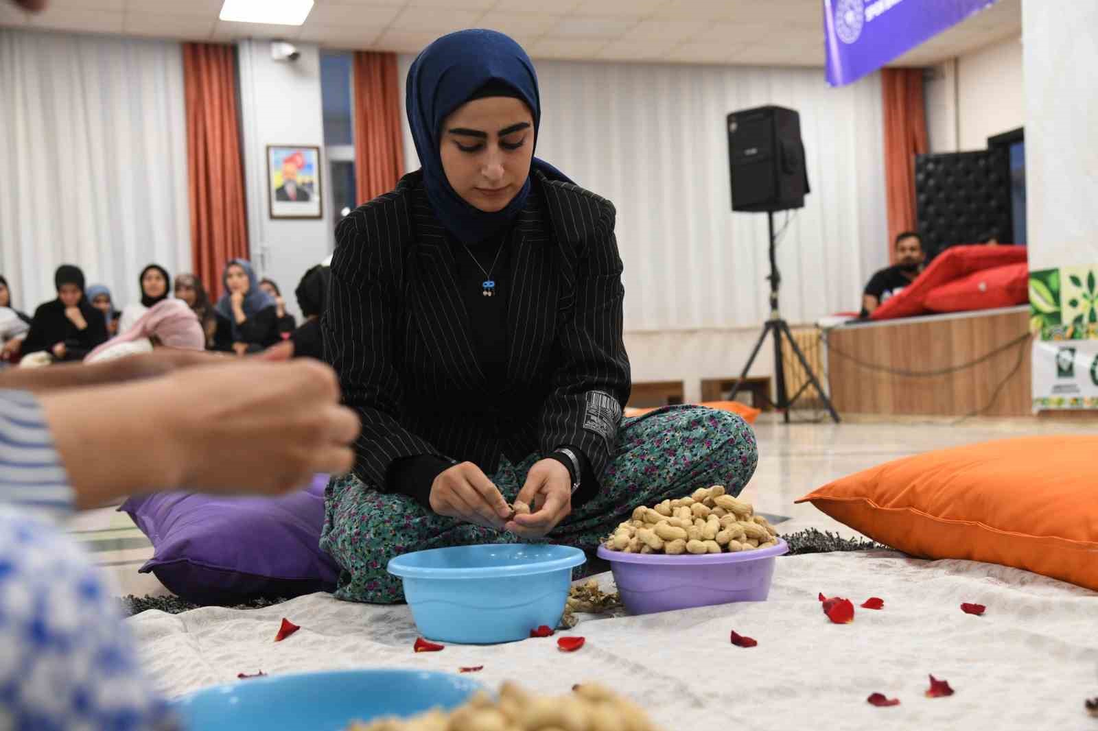 OSMANİYE’DE BU YIL 3’ÜNCÜSÜ DÜZENLENECEK OSMANİYE FISTIĞI FESTİVALİ KAPSAMINDA KYK KIZ ÖĞRENCİ YURDU’NDA GERÇEKLEŞTİRİLEN YER FISTIĞI KIRMA YARIŞMASINDA 10 ÜNİVERSİTE ÖĞRENCİSİ, EN KISA SÜREDE FISTIK AYIKLAMAK İÇİN KIYASIYA MÜCADELE ETTİ.