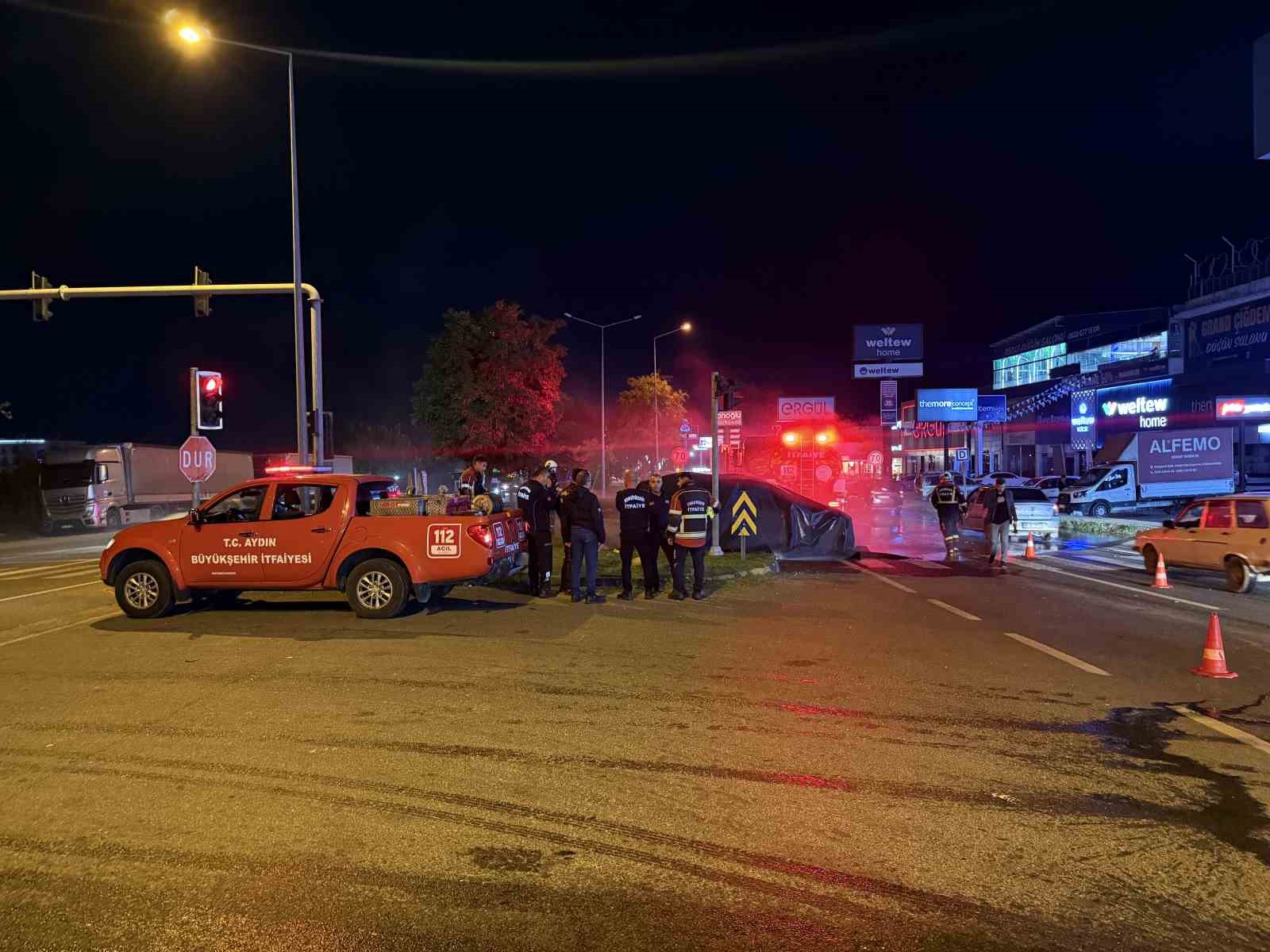 AYDIN’IN EFELER İLÇESİNDE TIRLA ÇARPIŞTIKTAN SONRA ALEV TOPUNA DÖNEN TESLA MARKA ELEKTRİKLİ OTOMOBİLİN YANGININA İTFAİYE EKİPLERİ, 3 BİN DERECEYE KADAR DAYANIKLI ÖZEL YANGIN BATTANİYESİYLE MÜDAHALE ETTİ, YAKLAŞIK 3 SAAT SÜREN ÇALIŞMALARIN ARDINDAN SÖNDÜRÜLEN OTOMOBİL İSE KÜLE DÖNDÜ.