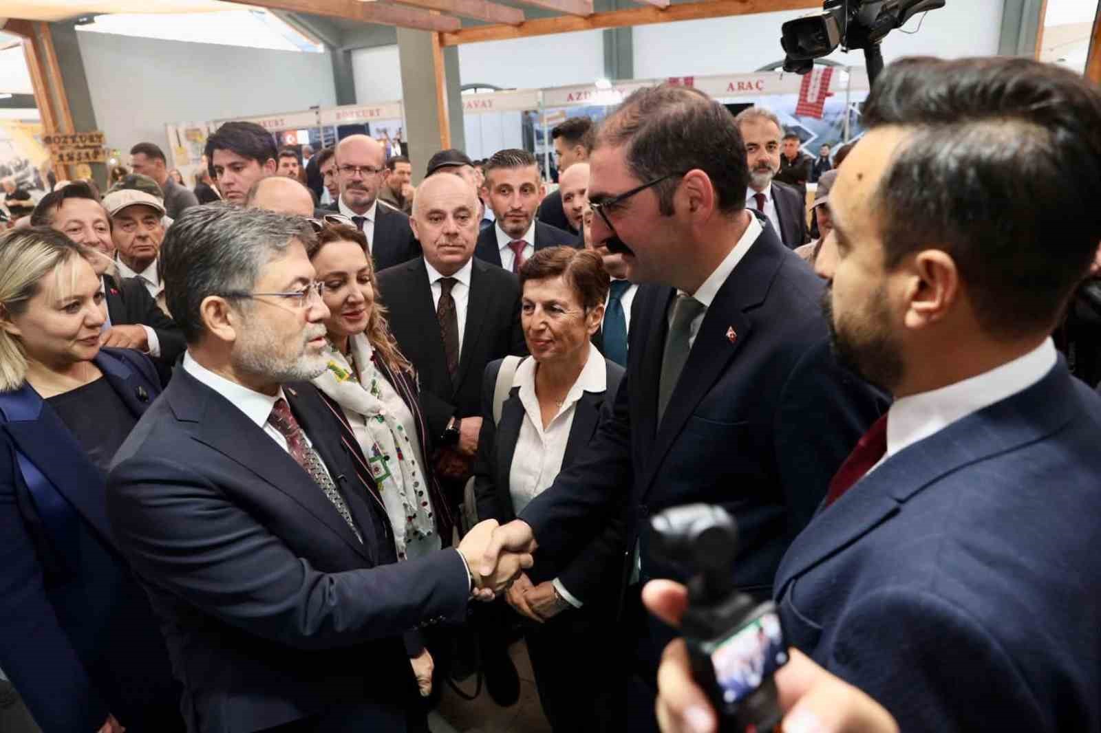 TARIM VE ORMAN BAKANI İBRAHİM YUMAKLI, ANKARA’DA DÜZENLENEN 21. BAŞKENTTE KASTAMONU GÜNLERİ’NDE TAŞKÖPRÜ BELEDİYESİ STANDINI ZİYARET ETTİ. ZİYARETTE, BAKAN YUMAKLI’YA TAŞKÖPRÜ SARIMSAĞI HEDİYE EDİLDİ.