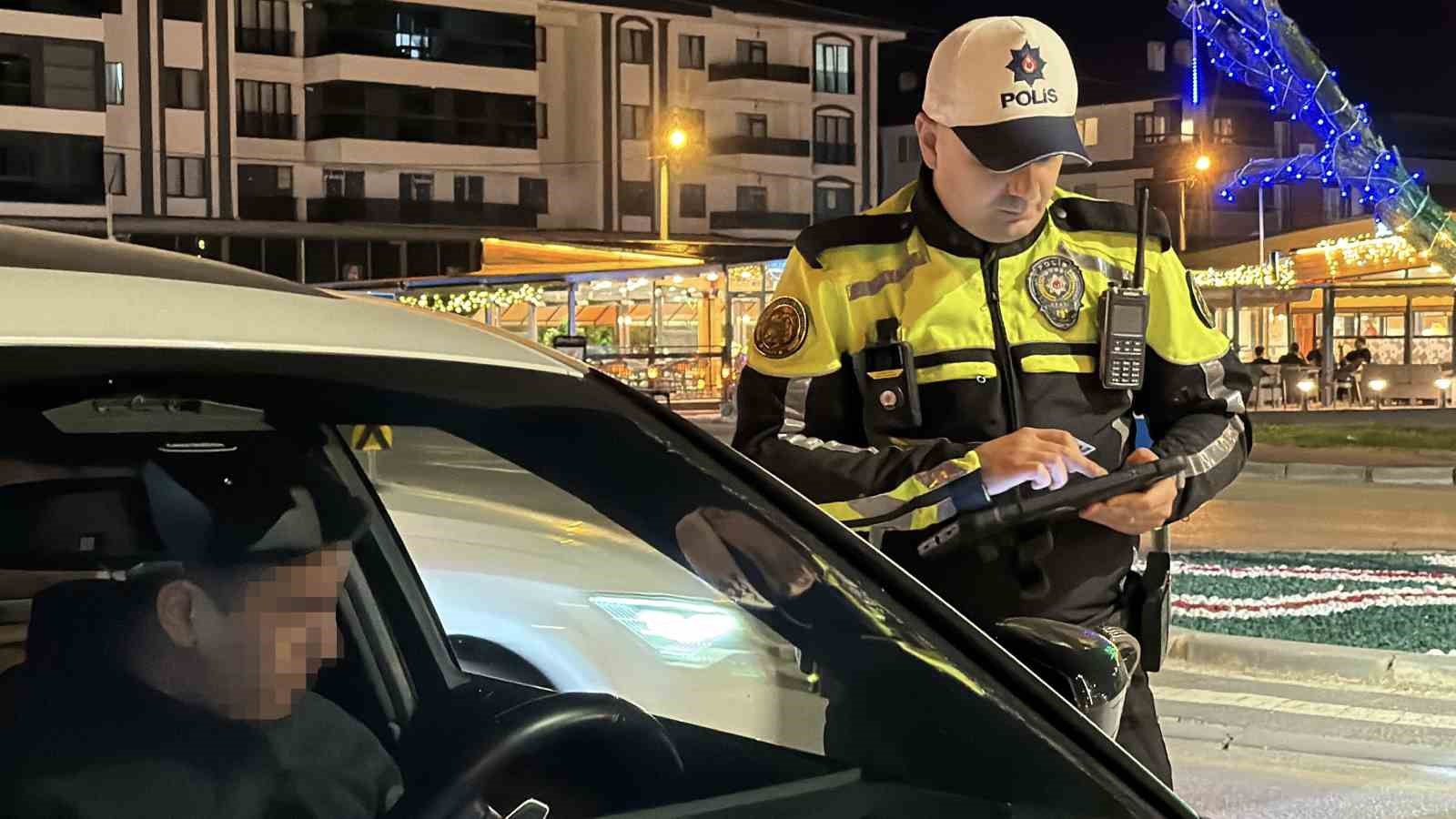 BOLU’DA MAHALLELİNİN ŞİKAYETİ ÜZERİNE ABART EGZOZ VE YÜKSEK SESLİ MÜZİKLE ÇEVREYE RAHATSIZLIK VEREN ARAÇLARA YÖNELİK DENETİM YAPILDI, KURALLARA UYMAYAN SÜRÜCÜLERE CEZA KESİLDİ.