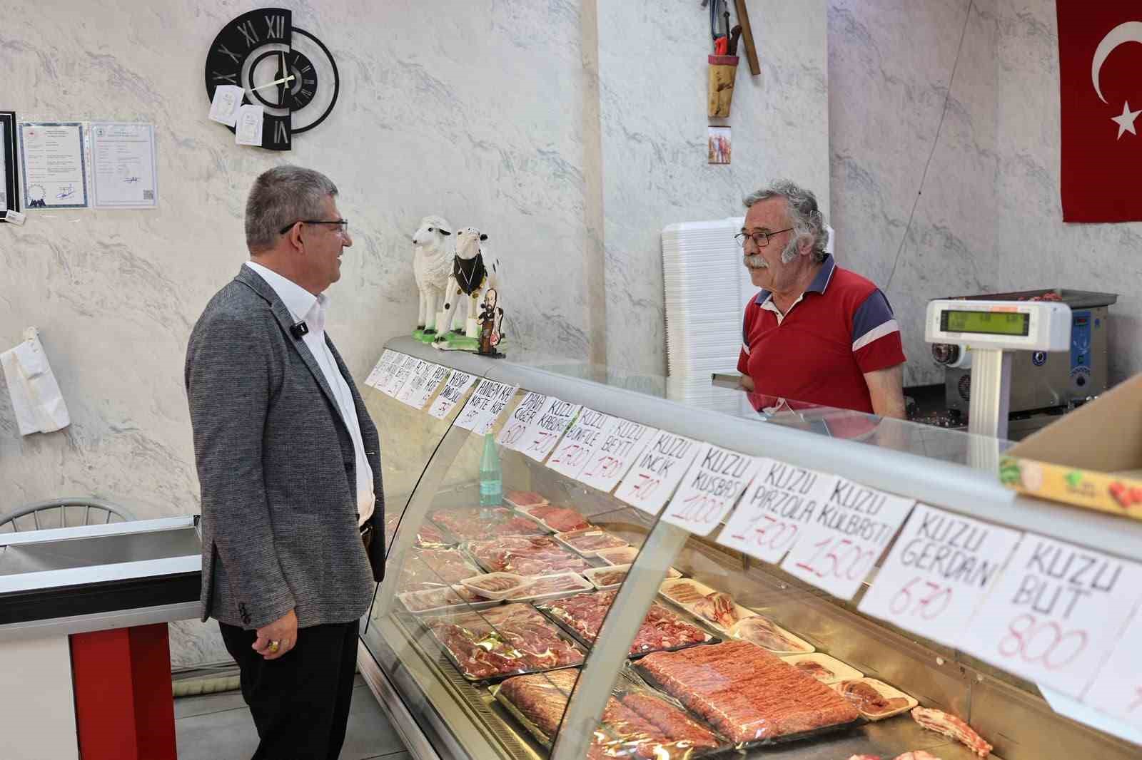 AK PARTİ DENİZLİ İL BAŞKANI MUHAMMET SUBAŞIOĞLU, KENTİN EN İŞLEK NOKTALARINDAN BİRİ OLAN İSTİKLAL CADDESİ’NDE ESNAF ZİYARETİNDE BULUNDU. ZİYARET SIRASINDA CADDE ESNAFI, DENİZLİ BÜYÜKŞEHİR BELEDİYESİ TARAFINDAN HAYATA GEÇİRİLEN YENİ ULAŞIM VE GÜZERGÂH PLANLAMASINA TEPKİ GÖSTEREREK YAŞADIKLARI SIKINTILARI SUBAŞIOĞLU’NA İLETTİ.