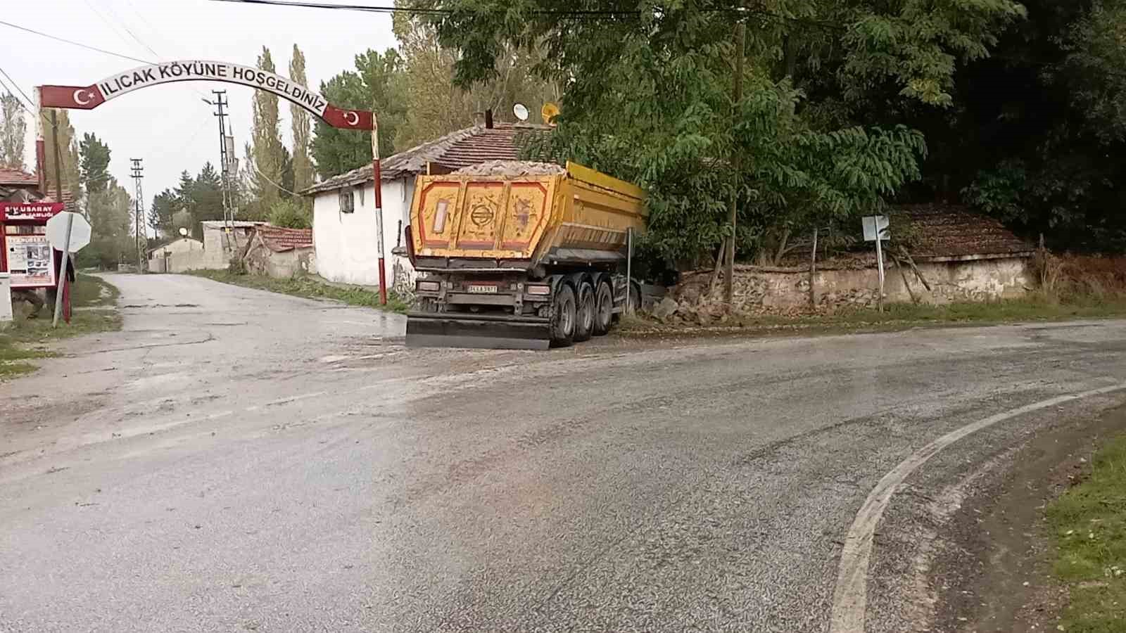 TOKAT’IN SULUSARAY İLÇESİNDE YAĞIŞ NEDENİYLE KAYARAK BİR EVİN BAHÇESİNE GİREN TIRIN SÜRÜCÜSÜ YARA ALMADAN KURTULDU.