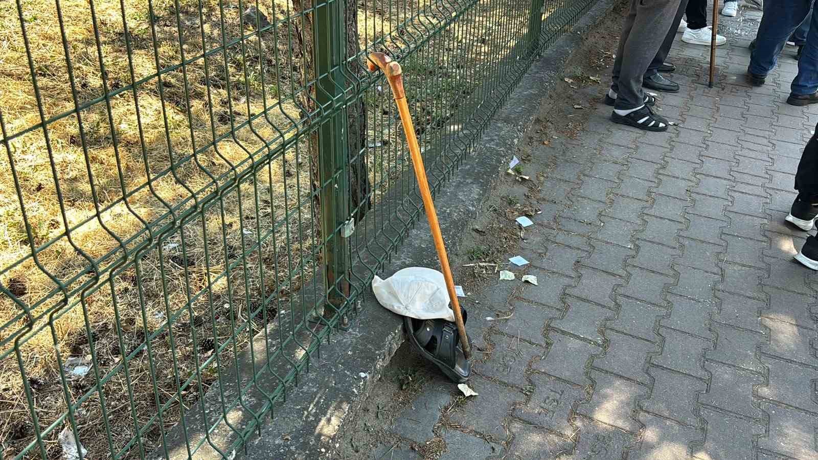 BOLU’DA YOLUN KARŞISINA GEÇMEYE ÇALIŞAN YAŞLI ADAM, OTOMOBİLİN ÇARPMASI SONUCU YARALANDI.