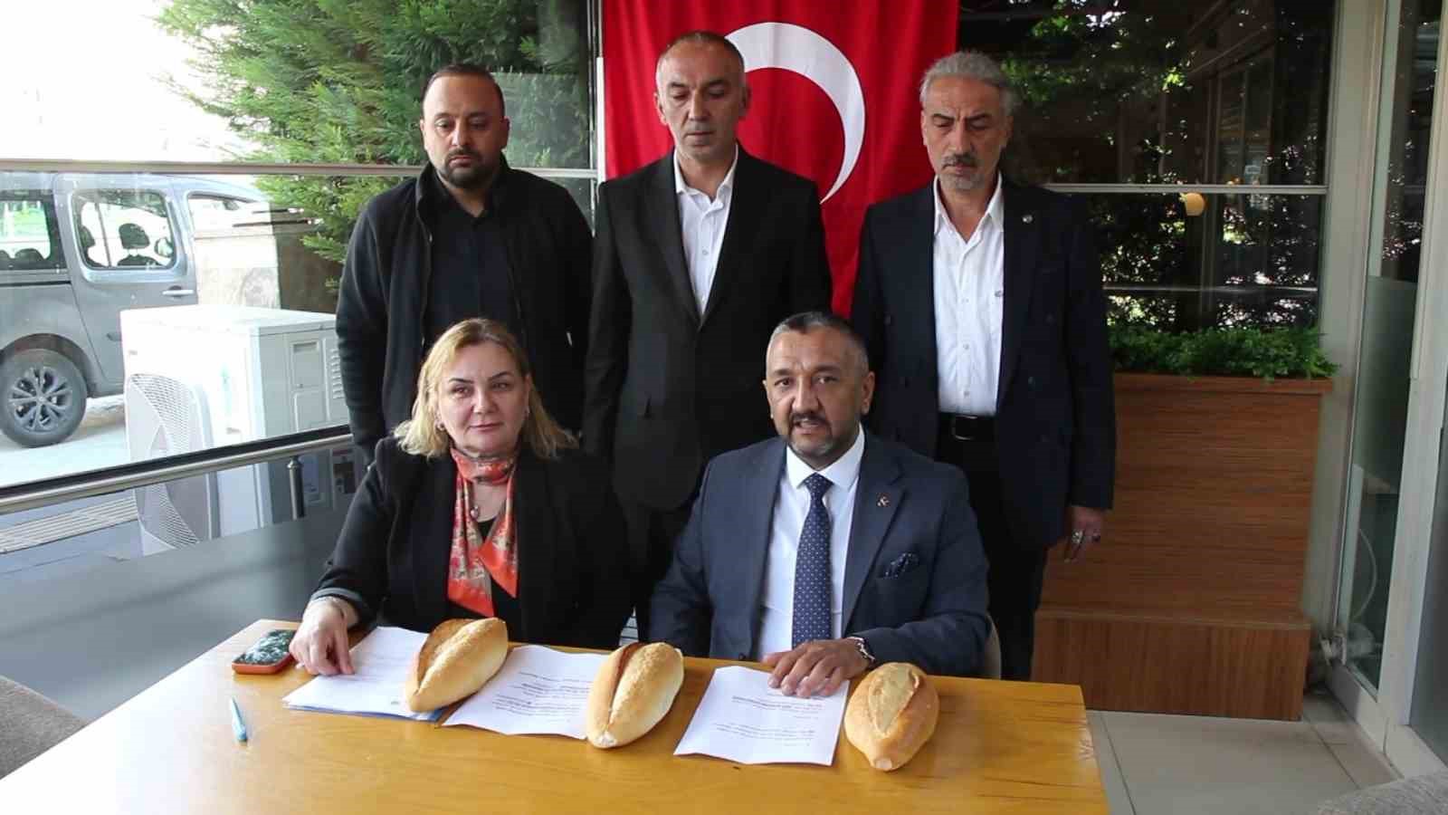DÜZENLEDİĞİ BASIN TOPLANTISINDA PARTİ YÖNETİCİLERİNİ KOMŞU İLLERE GÖNDEREREK YAPTIKLARI TESPİTLERDE HALK EKMEĞİN TOKAT’TA 7,5 TL, ÇORUM’DA 10 TL, SAMSUN’DA İSE 13 TL’DEN SATILDIĞINI BELİRTEN MHP AMASYA İL BAŞKANI OĞUZHAN SAKIZCI, "AMASYA’DA EKMEK 18 TL. BİZDE AMASYA’DA HALK EKMEK İSTİYORUZ. VATANDAŞIMIZIN ŞU ANDA EN BÜYÜK DERDİ EKMEK. KOMŞU İLLERDE UCUZ OLAN EKMEK NEDEN AMASYA’DA 18 TL’DEN SATILIYOR?" DİYE KONUŞTU.