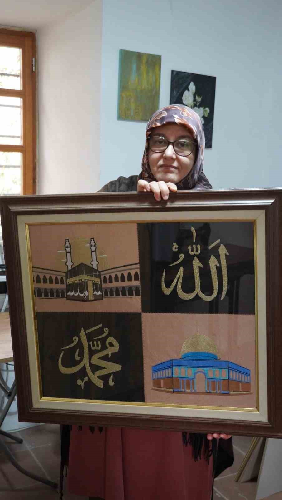 MANİSA’DA MAKİNE NAKIŞI EĞİTMENLİĞİ YAPAN BİLGİN BARUTÇU, SABAH NAMAZINA YAKIN RÜYASINDA GÖRDÜĞÜ TASARIMI NAKIŞ MAKİNESİYLE GERÇEĞE DÖNÜŞTÜRDÜ. ALLAH, MESCİD-İ AKSA, KÂBE-İ MUAZZAMA VE MUHAMMED LAFIZLARINI BİR ARAYA GETİREN ÖZEL ESERİ 200 BİNİN ÜZERİNDE BATIŞLA İŞLEYEN BARUTÇU, "HEM BİR RÜYANIN HATIRASI HEM KALBİMİZDEKİLERİN TEMSİLİ" DEDİ.