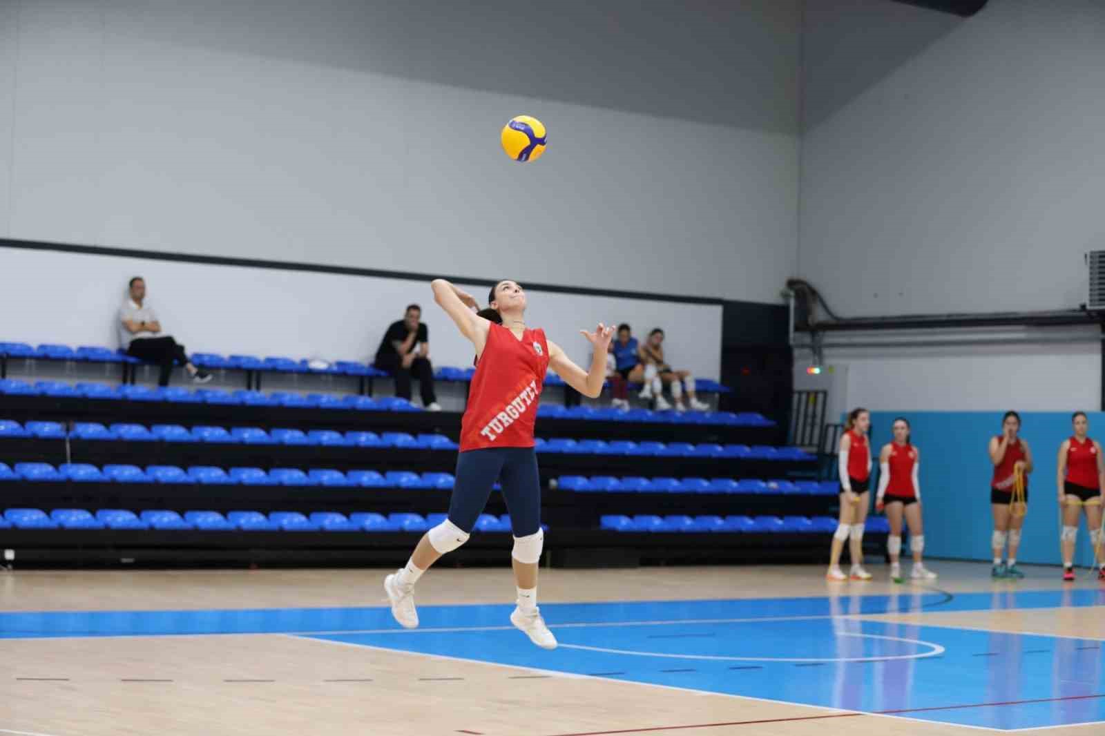 TURGUTLU BELEDİYESİ KADIN VOLEYBOL TAKIMI, TVF KADINLAR 2. LİGİ 2026-2027 SEZONUNDAKİ İLK MAÇINA ÇIKIYOR. KIRMIZI-SİYAHLILAR, SEZONUN İLK KARŞILAŞMASINDA 4 EKİM PAZAR GÜNÜ SAAT 14.00’TE YILDIRIM BEYAZIT SPOR SALONU’NDA VENÜS SPOR’U KONUK EDECEK.