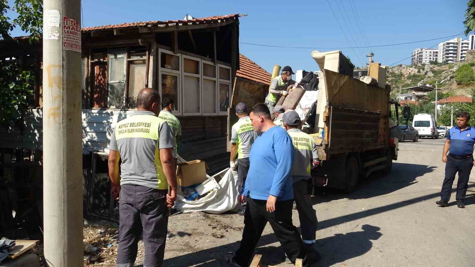 EKİPLER EVDEN 6 KAMYON ÇÖP ÇIKARDI. TEMİZLİK VE YENİLEME ÇALIŞMASININ ARDINDAN EV YENİ EŞYALARLA DONATILARAK SAHİBİNE TESLİM EDİLECEK.