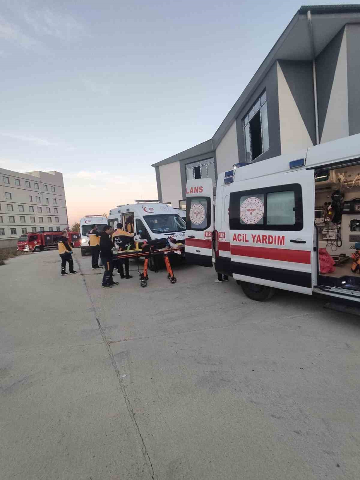 KAZA YARALANAN 5 KİŞİ, İHBAR ÜZERİNE OLAY YERİNE SEVK EDİLEN AMBULANSLAR İLE KALDIRILDIKLARI KEŞAN DEVLET HASTANESİ'NDE TEDAVİ ALTINA ALINDI.