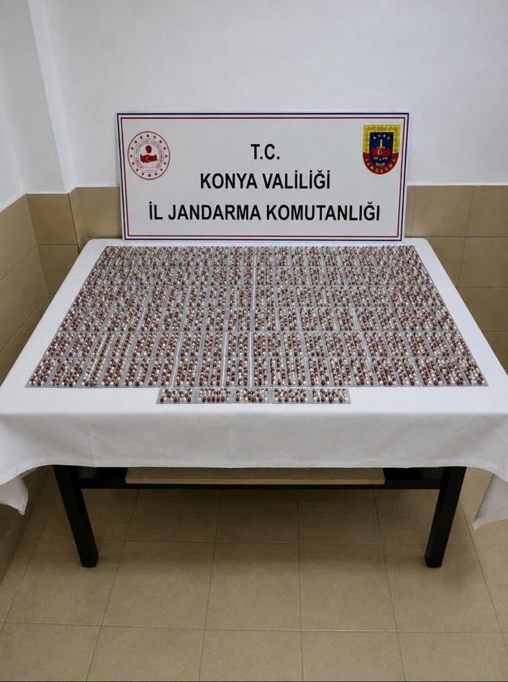 KONYA’DA JANDARMA EKİPLERİ TARAFINDAN YAPILAN OPERASYONLARDA ÇOK SAYIDA UYUŞTURUCU MADDE ELE GEÇİRİLİRKEN, 4 ŞÜPHELİ TUTUKLANDI.