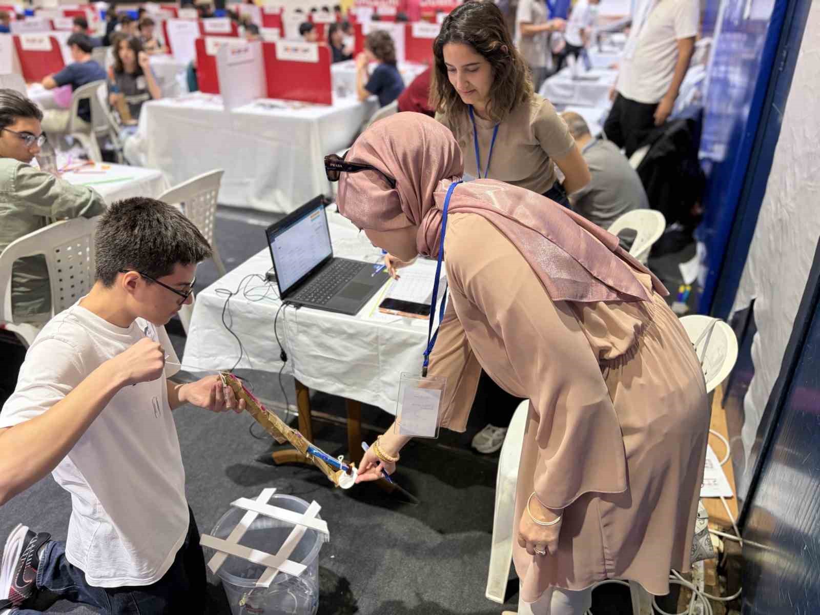 AYDIN’DA GENÇLERİN TEKNOLOJİ ALANINDAKİ YETENEKLERİNİ GELİŞTİRMEYİ AMAÇLAYAN DENEYAP TEKNOLOJİ ATÖLYELERİ KAPSAMINDA DÜZENLENEN UYGULAMA SINAVI TAMAMLANDI.