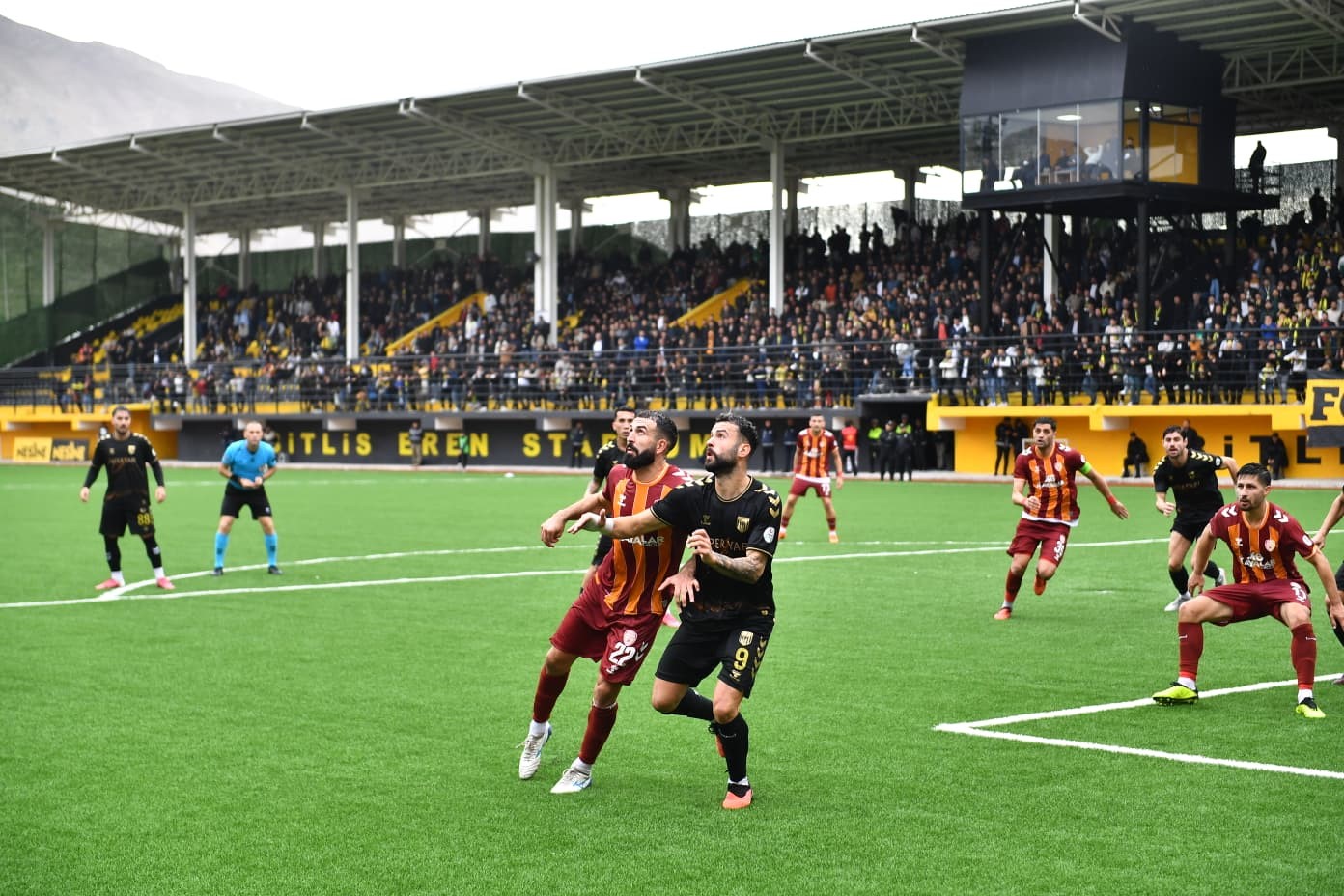 TFF 3. LİG 3. GRUP'TA MÜCADELE EDEN MALATYA YEŞİLYURTSPOR, DEPLASMANDA BİTLİS 1916 FUTBOL SK İLE 1-1 BERABERE KALDI. KARŞILAŞMANIN ARDINDAN AÇIKLAMA YAPAN MALATYA TEMSİLCİSİ, DEVRE ARASINDA HAKEMLERE VE TEKNİK EKİBE YÖNELİK SALDIRI GİRİŞİMİ YAŞANDIĞINI ÖNE SÜREREK OLAYLARI KINADI.