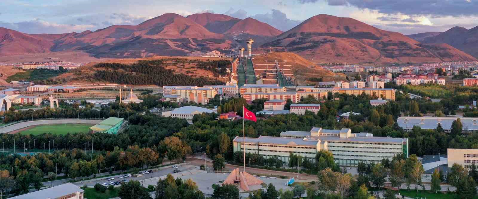ATATÜRK ÜNİVERSİTESİ, DÜNYANIN EN SAYGIN YÜKSEKÖĞRETİM DERECELENDİRME SİSTEMLERİNDEN BİRİ OLAN ACADEMİC RANKİNG OF WORLD UNİVERSİTİES (ARWU) 2026 SONUÇLARINDA ÖNEMLİ BİR BAŞARIYA İMZA ATTI. ÜNİVERSİTE, 2025 YILINDA BULUNDUĞU 901-1000 BANDINDAN 801-900 BANDINA YÜKSELEREK DÜNYANIN EN BAŞARILI 900 ÜNİVERSİTESİ ARASINDA YER ALDI. ATATÜRK ÜNİVERSİTESİ AYNI ZAMANDA TÜRKİYE SIRALAMASINDA 6’NCI OLDU.