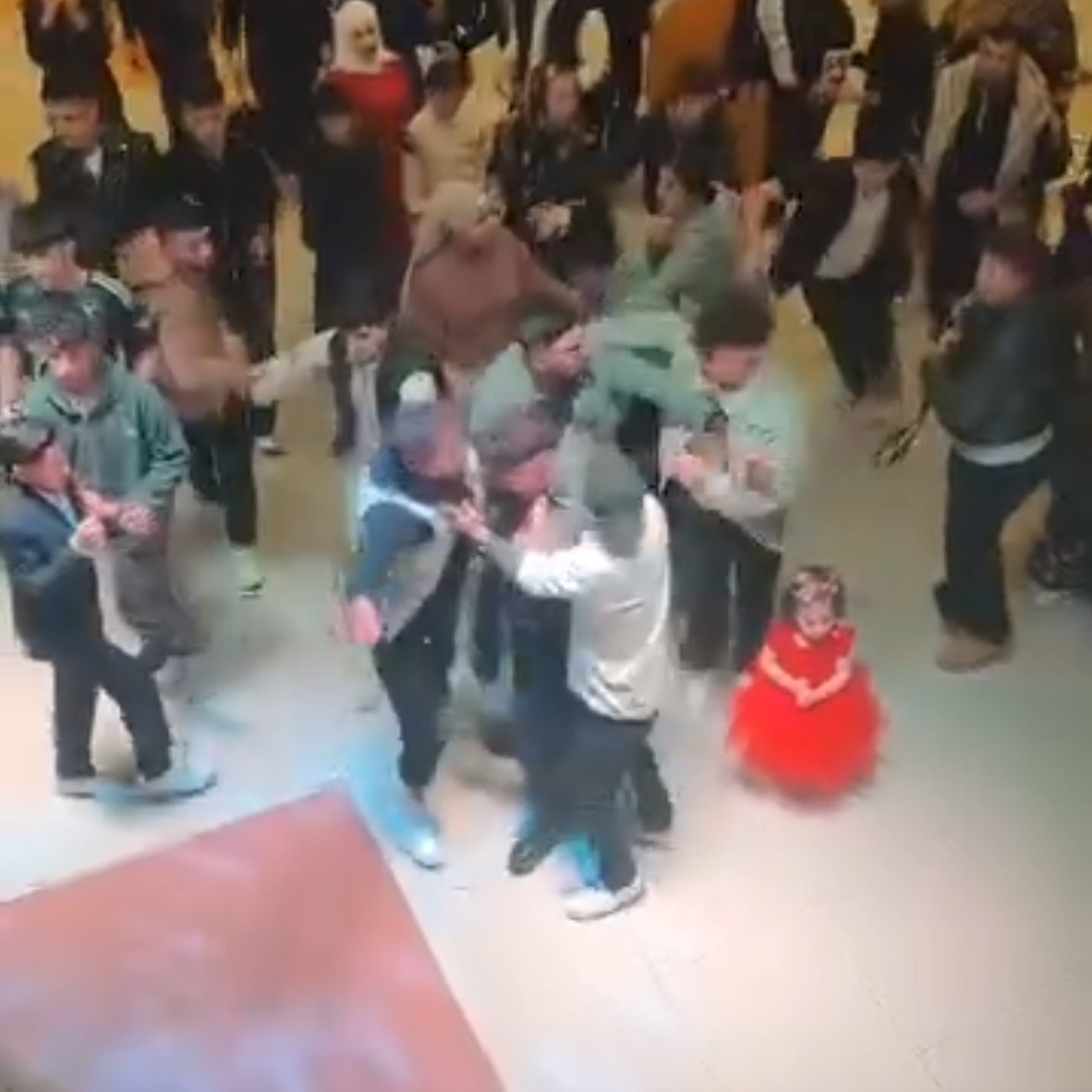 BOLU’DA BİR DÜĞÜN SALONUNDA İDDİAYA GÖRE TAKI MESELESİ YÜZÜNDEN ÇIKAN TARTIŞMA KISA SÜREDE MEYDAN KAVGASINA DÖNÜŞTÜ. TEKME, YUMRUK VE SANDALYELERİN HAVADA UÇUŞTUĞU, DAVETLİLERİN KORKU DOLU ANLAR YAŞADIĞI KAVGA CEP TELEFONU KAMERASINA YANSIDI.