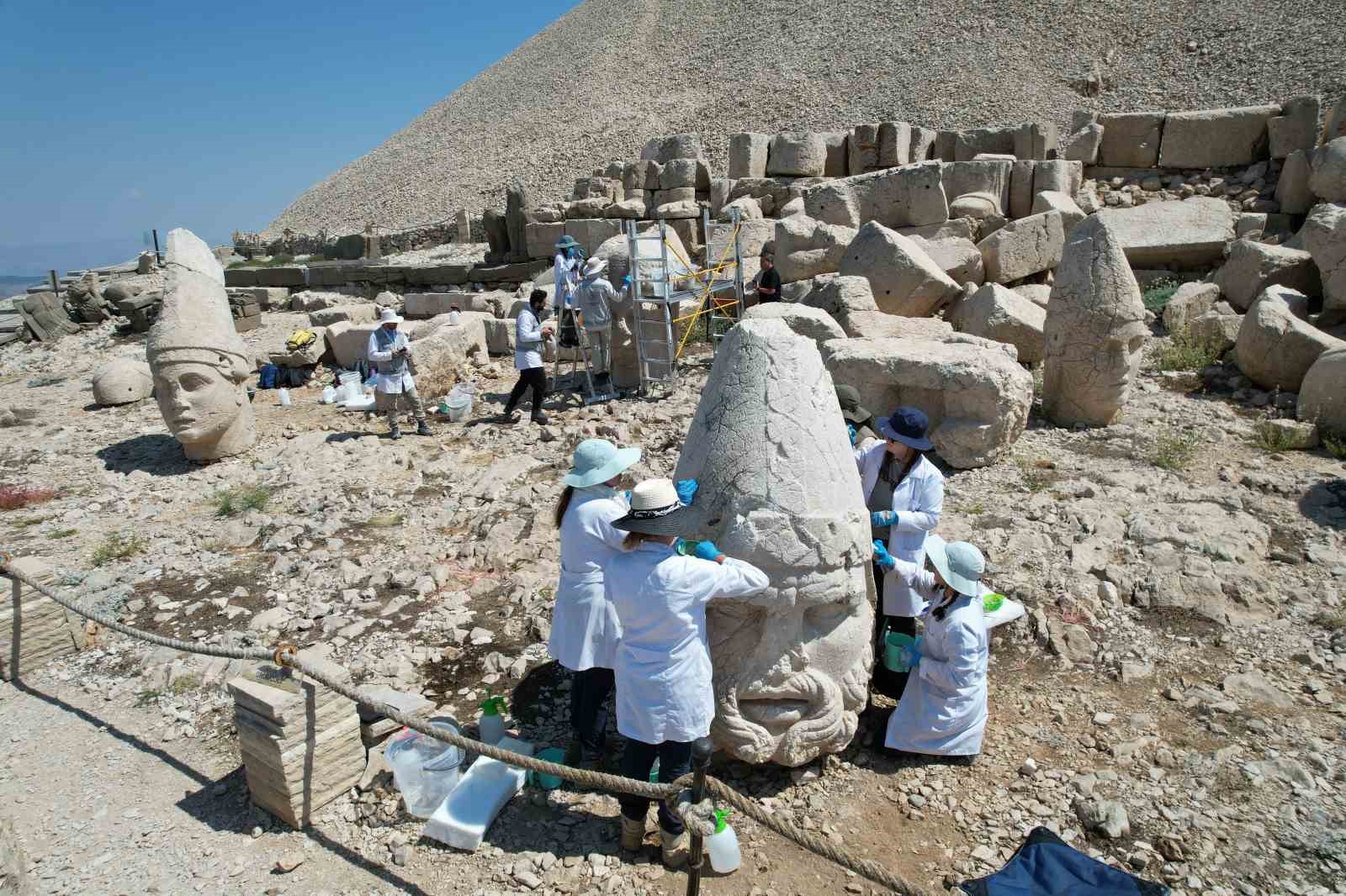 ADIYAMAN'DA UNESCO DÜNYA KÜLTÜR MİRASI LİSTESİ'NDE BULUNAN NEMRUT DAĞI'NDAKİ TARİHİ HEYKELLER, ZAMANA VE DOĞA ŞARTLARINA KARŞI NANO TEKNOLOJİYLE HAZIRLANAN ÖZEL KİREÇ ÇÖZELTİSİ KULLANILARAK GÜÇLENDİRİLİYOR.