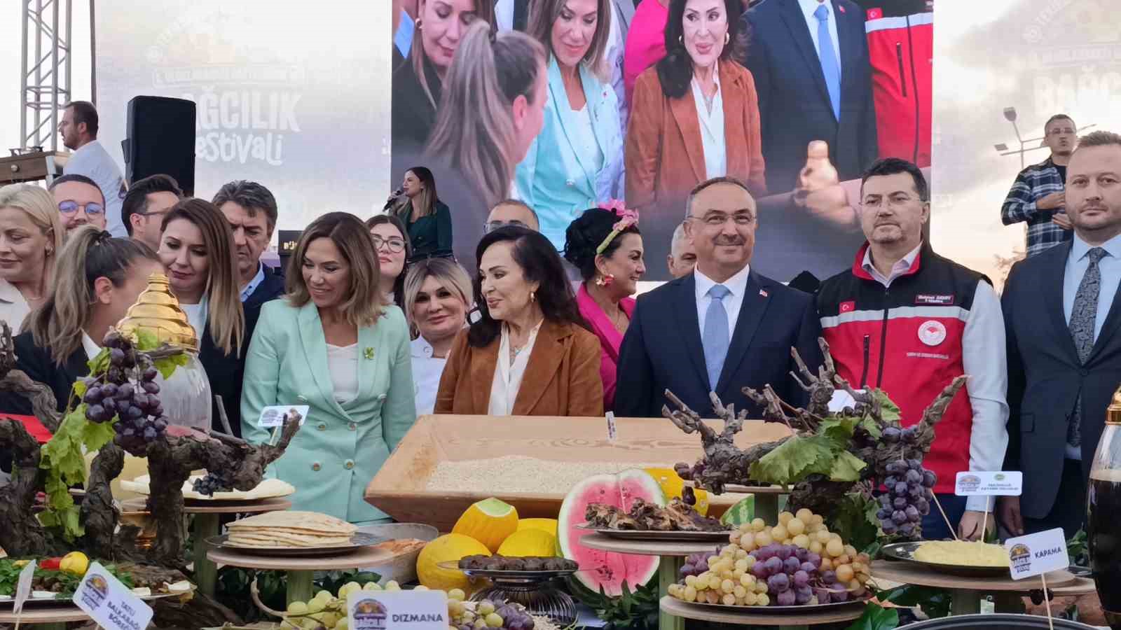 TEKİRDAĞ BÜYÜKŞEHİR BELEDİYESİ TARAFINDAN BU YIL İLK KEZ DÜZENLENEN 1. ULUSLARARASI GASTRONOMİ VE BAĞCILIK FESTİVALİ, BİRBİRİNDEN RENKLİ ETKİNLİKLERE SAHNE OLURKEN, FESTİVALİN EN DİKKAT ÇEKEN KONUKLARINDAN BİRİ TÜRK SİNEMASININ EFSANE İSMİ TÜRKAN ŞORAY OLDU. "SULTAN" LAKAPLI ÜNLÜ OYUNCU, TEKİRDAĞ’IN YÖRESEL LEZZETLERİNİN TANITILDIĞI FESTİVAL ALANINDA ADETA SULTAN SOFRASINA KONUK OLDU.