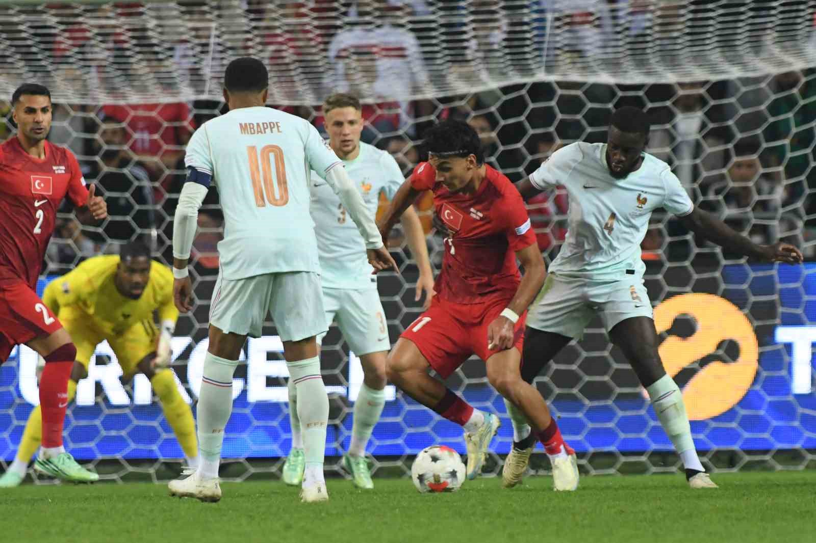 TÜRKİYE A MİLLİ FUTBOL TAKIMI, UEFA ULUSLAR A LİGİ 1. GRUP İLK MAÇINDA KOCAELİ'NDE FRANSA'YA 1-0 MAĞLUP OLDU.