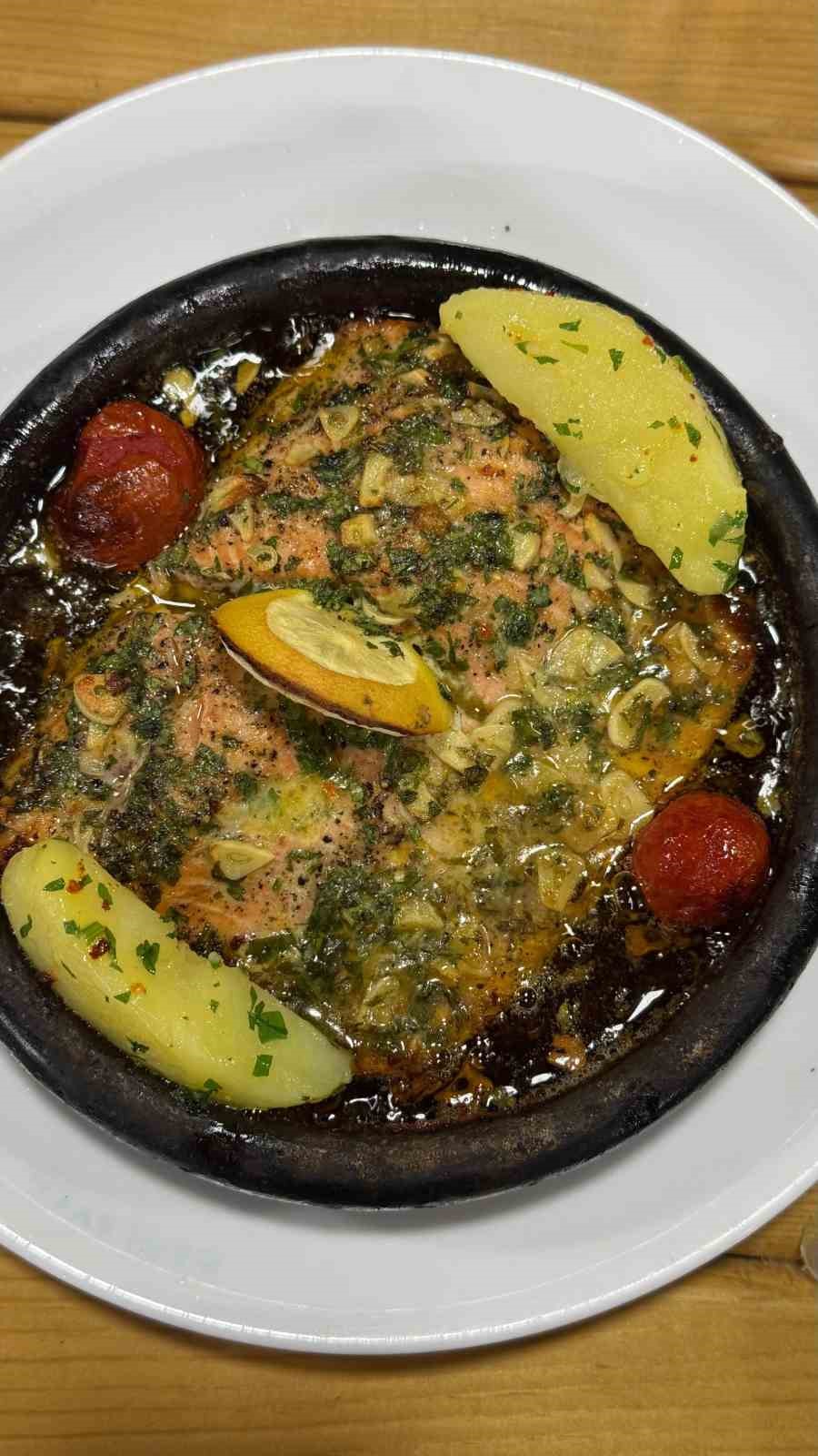 RİZE, 6. GASTRONOMİ GÜNLERİ İLE BİRLİKTE AVRUPA PAZARINDA YÜKSEK DEĞER BULAN TÜRK SOMONU İHRACATINI, İYİDERE LOJİSTİK LİMANI ALTYAPISINI VE GELENEKSEL SAĞLIKLI BESLENME KÜLTÜRÜNÜ BİR ARAYA GETİREREK KENTİ KÜRESEL ÖLÇEKTE BİR "LONGEVİTY" (UZUN YAŞAM) VE GASTRONOMİ MERKEZİNE DÖNÜŞTÜRMEYİ HEDEFLİYOR