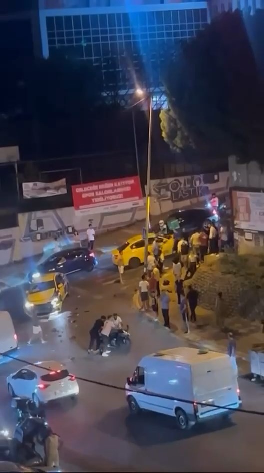 İSTANBUL'UN ESENYURT İLÇESİNDE SEYİR HALİNDEKİ MOTOSİKLET İLE TAKSİ ÇARPIŞTI. KAZA SONRASINDA MOTOSİKLET SÜRÜCÜSÜ METRELERCE YERDE SÜRÜKLENİRKEN, ARAÇTA HASAR MEYDANA GELDİ.